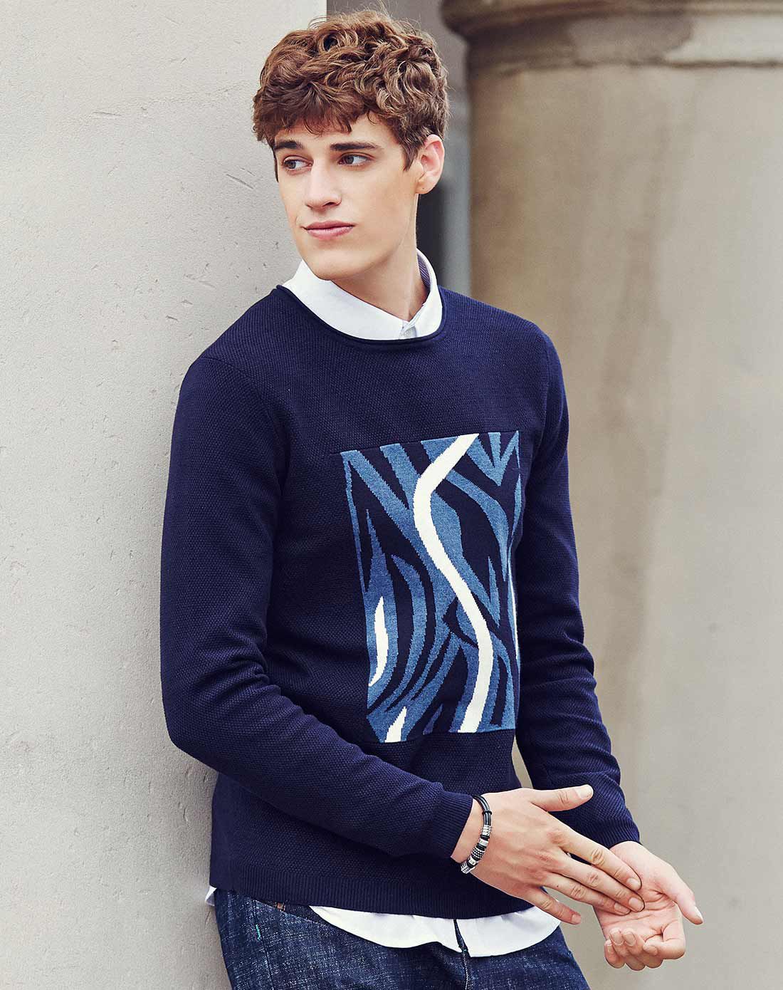 深蓝舒适简约圆领长袖毛衣