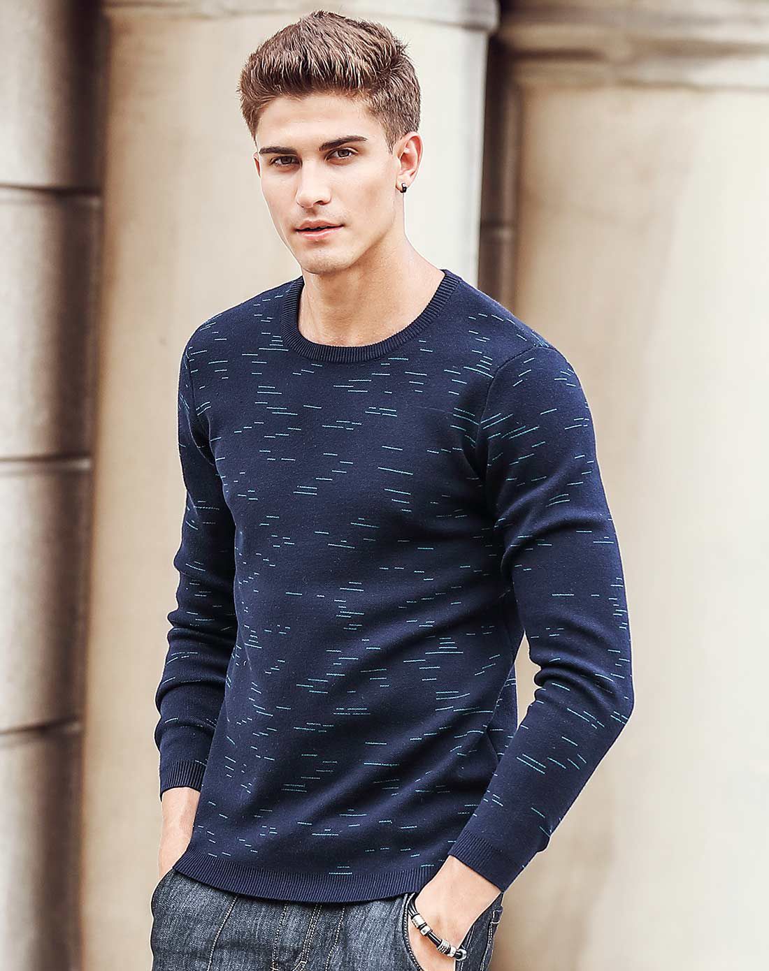 深蓝舒适简约圆领长袖毛衣