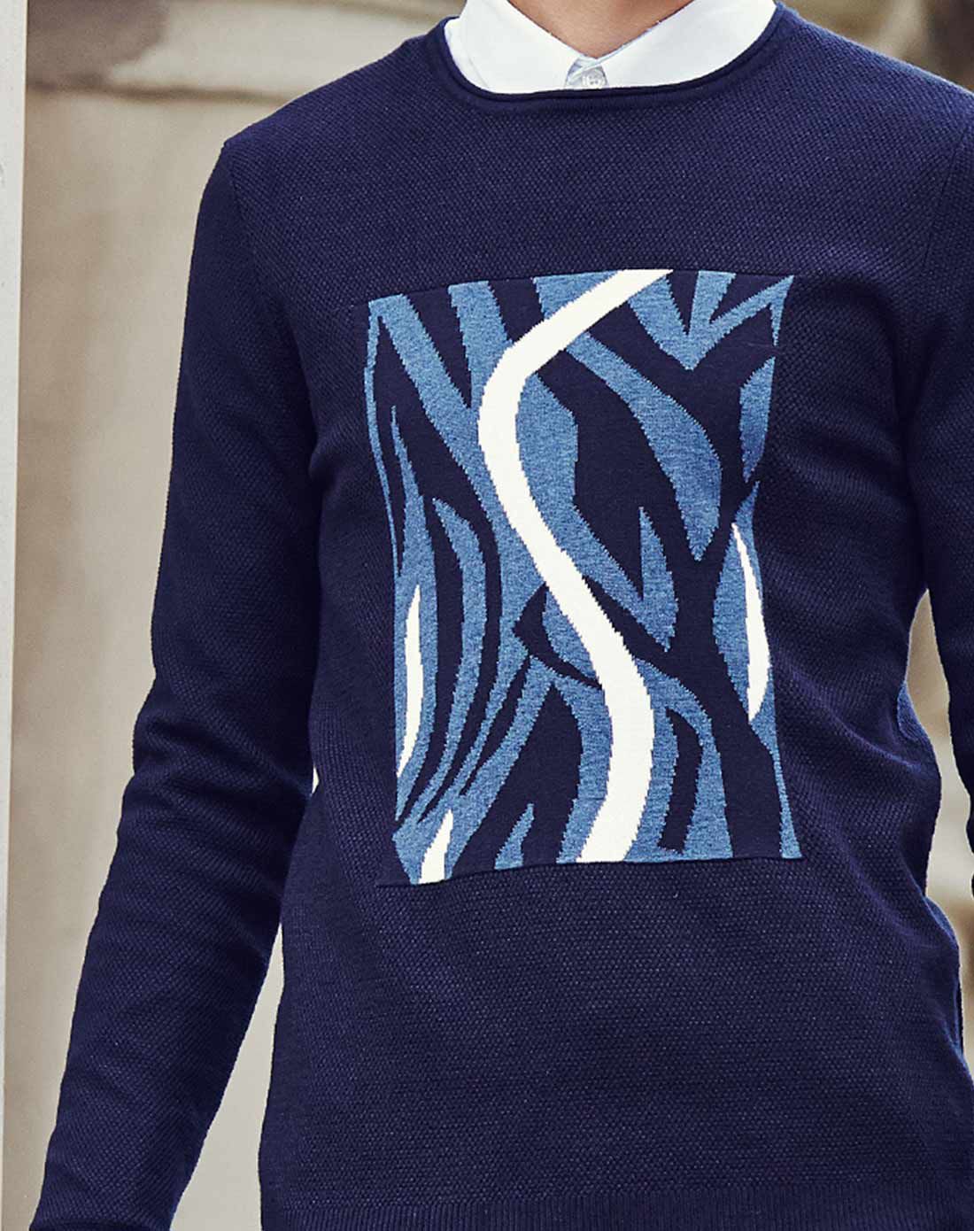 深蓝舒适简约圆领长袖毛衣