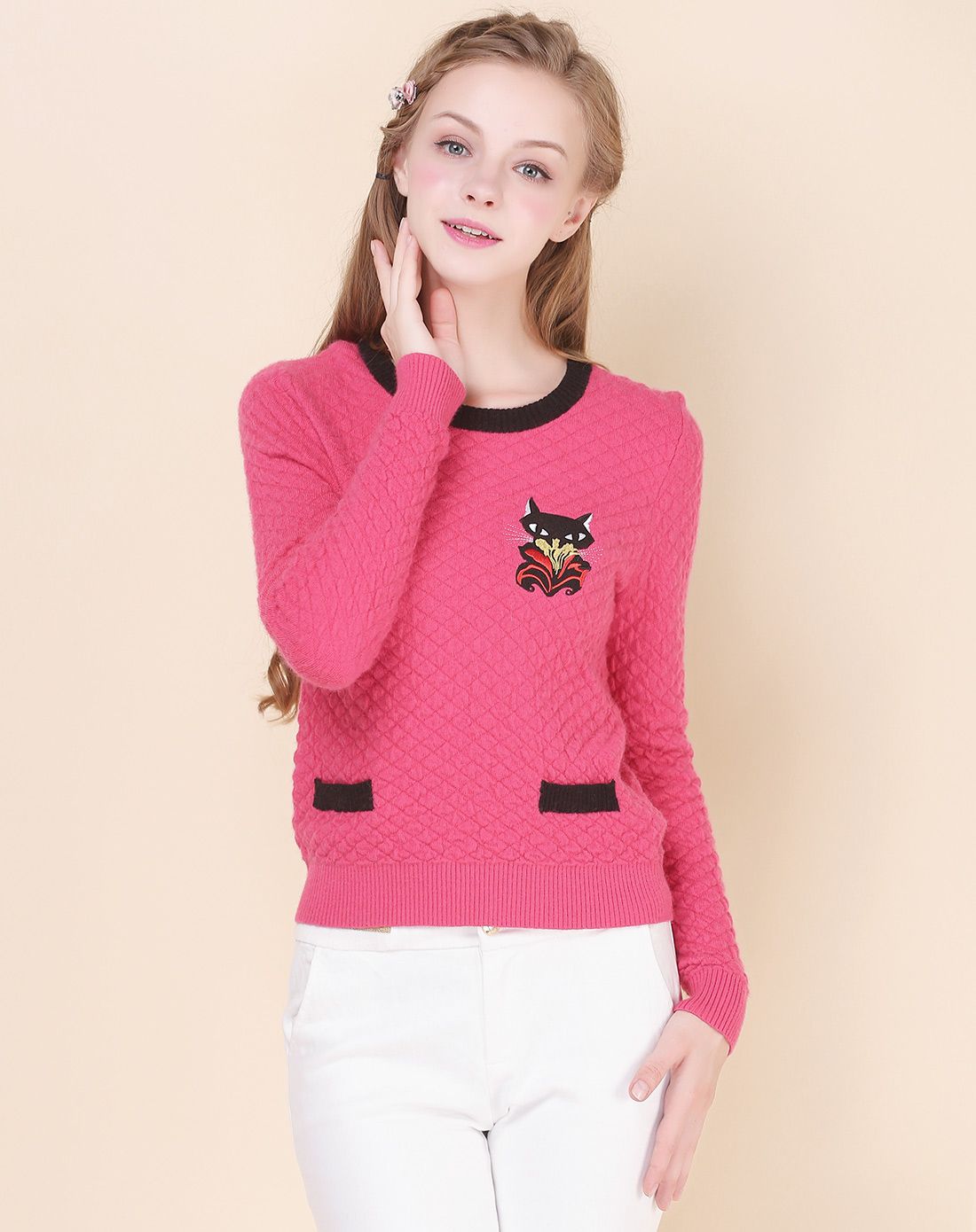 玫红可爱图案圆领压纹长袖毛衣