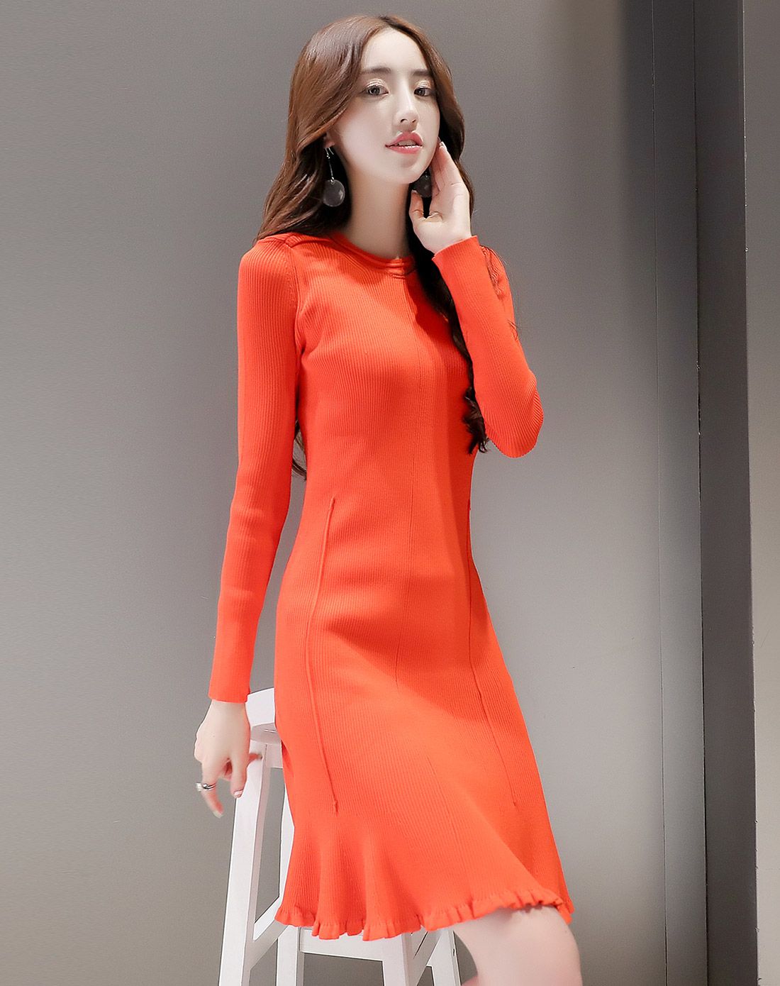 橘红色圆领针织连衣裙