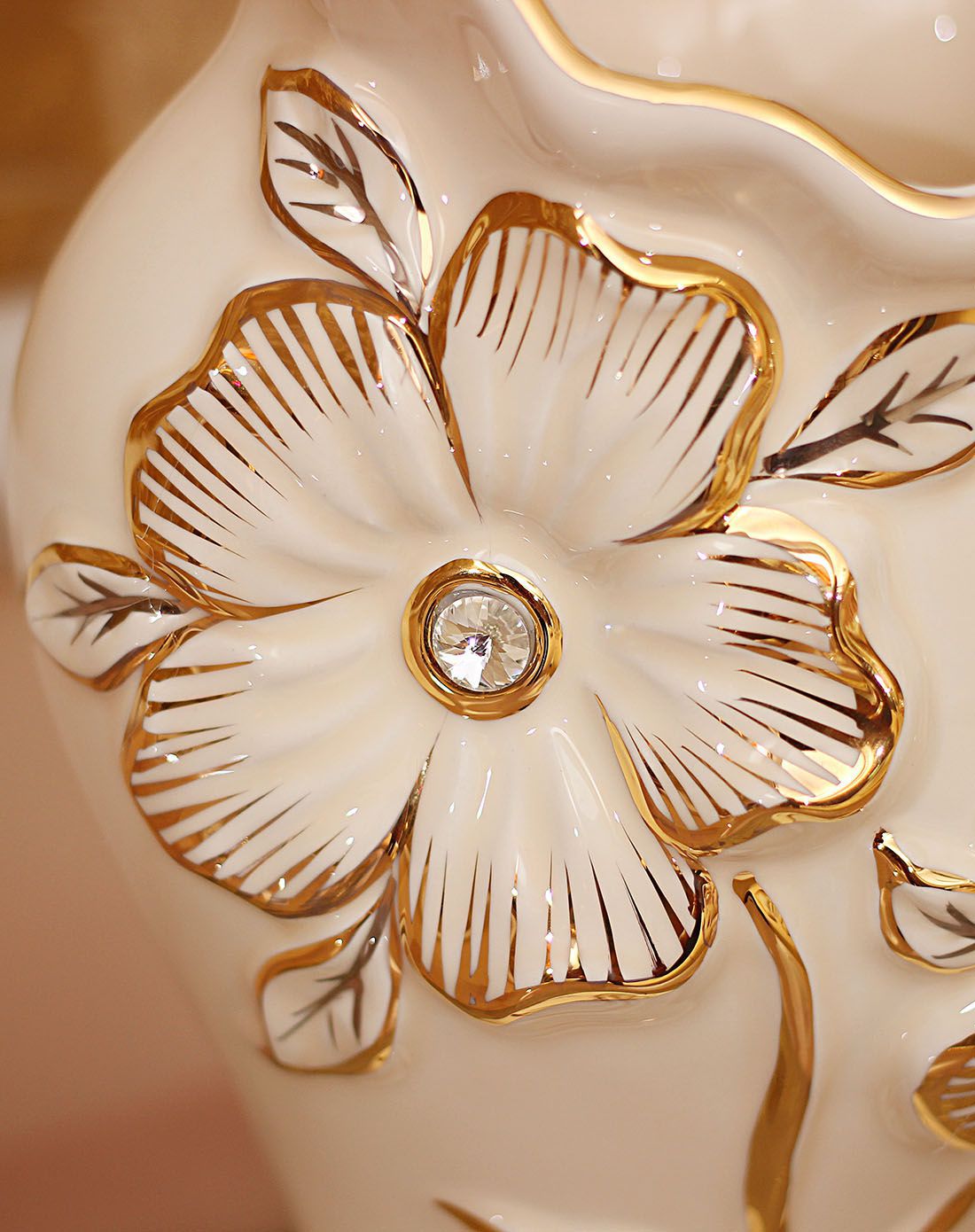 本期特惠-陶瓷描金手工捏花花瓶