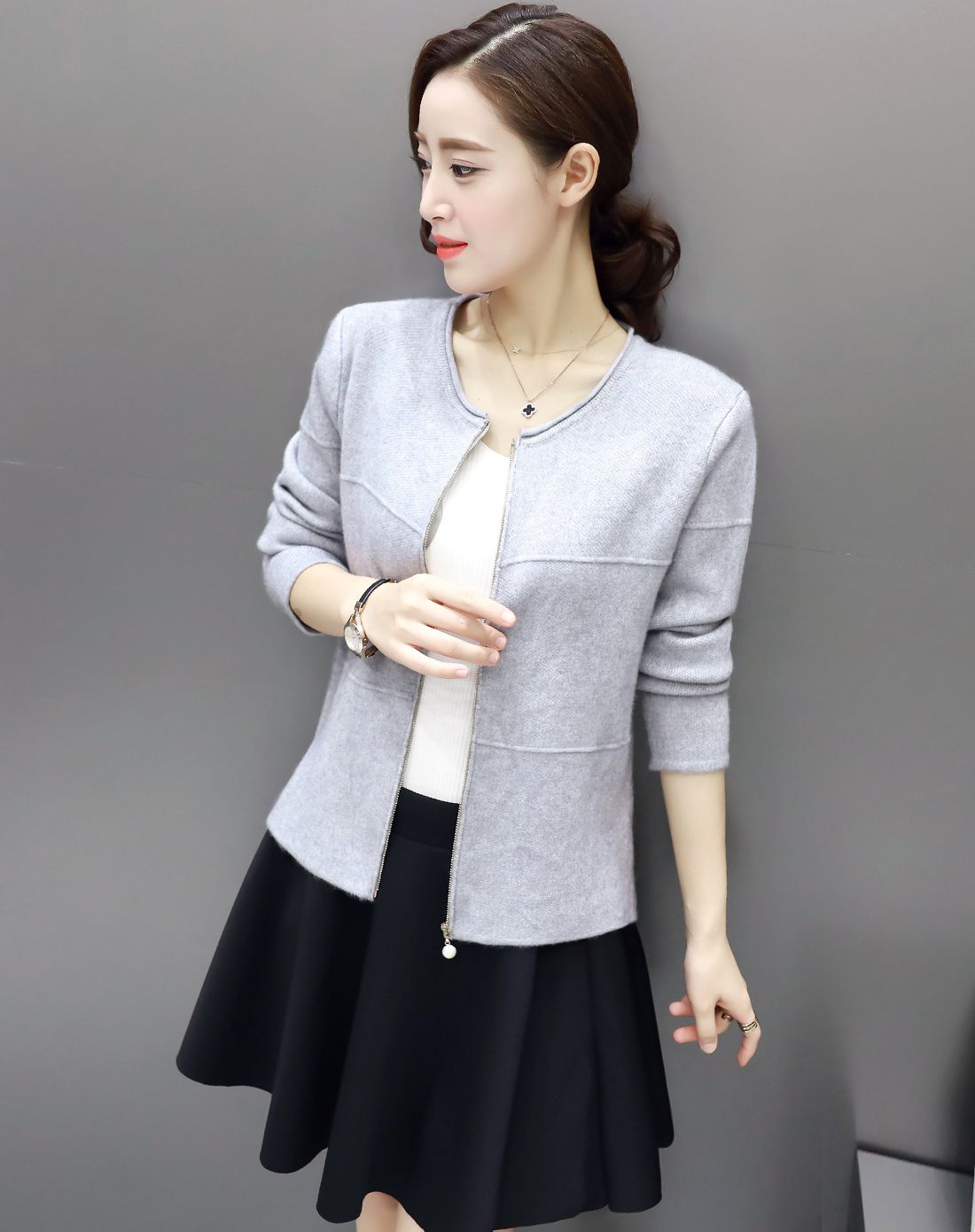 米白圆领短款针织衫