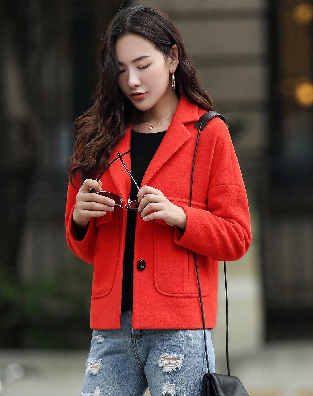 橘红色翻领两粒扣短大衣