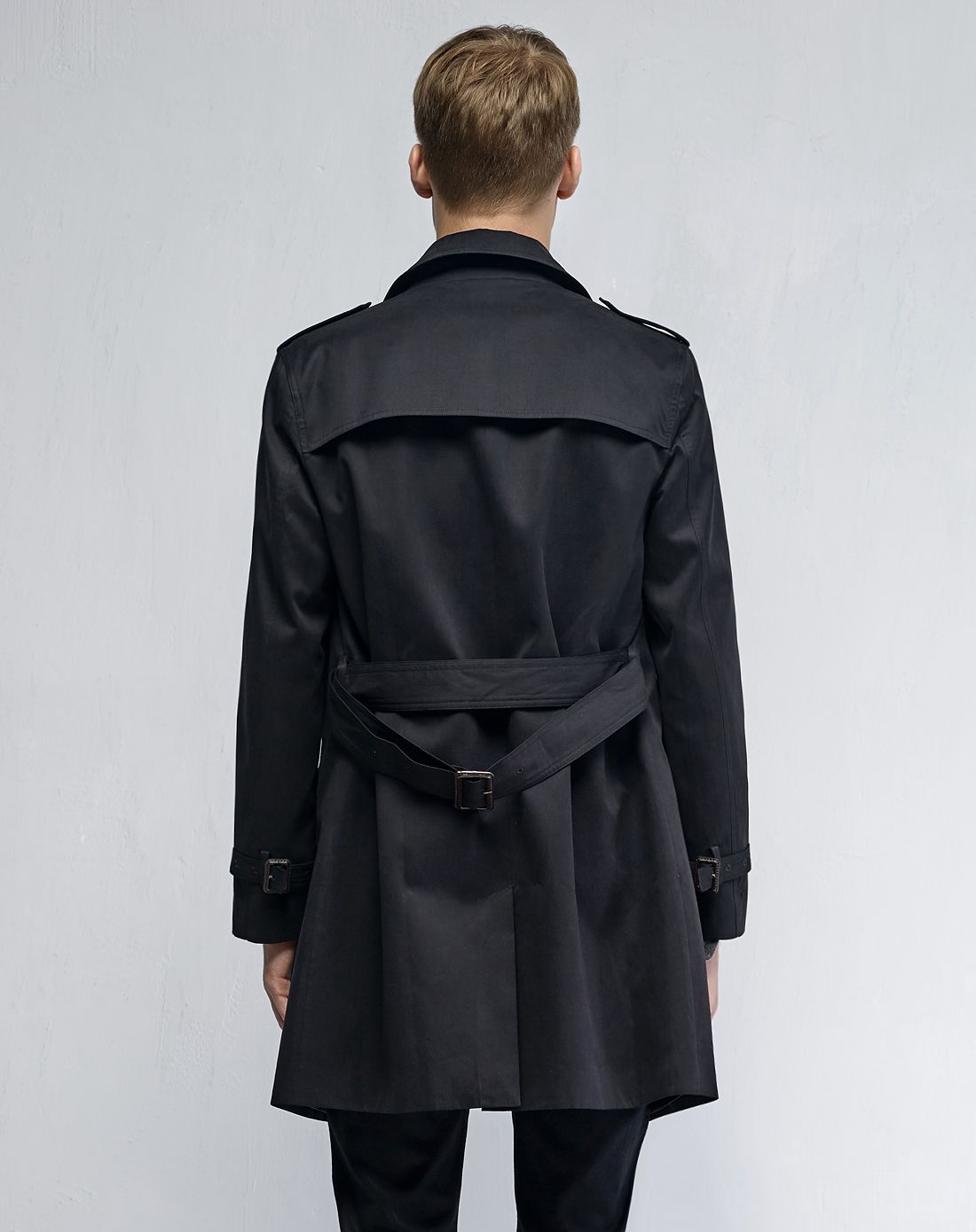 黑色 英伦时尚中长双排扣翻领袖袢风衣