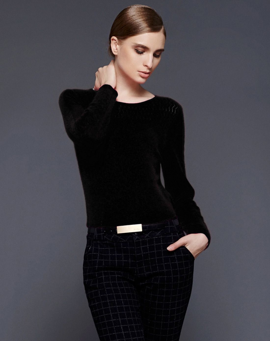 经典黑色圆领针织衫