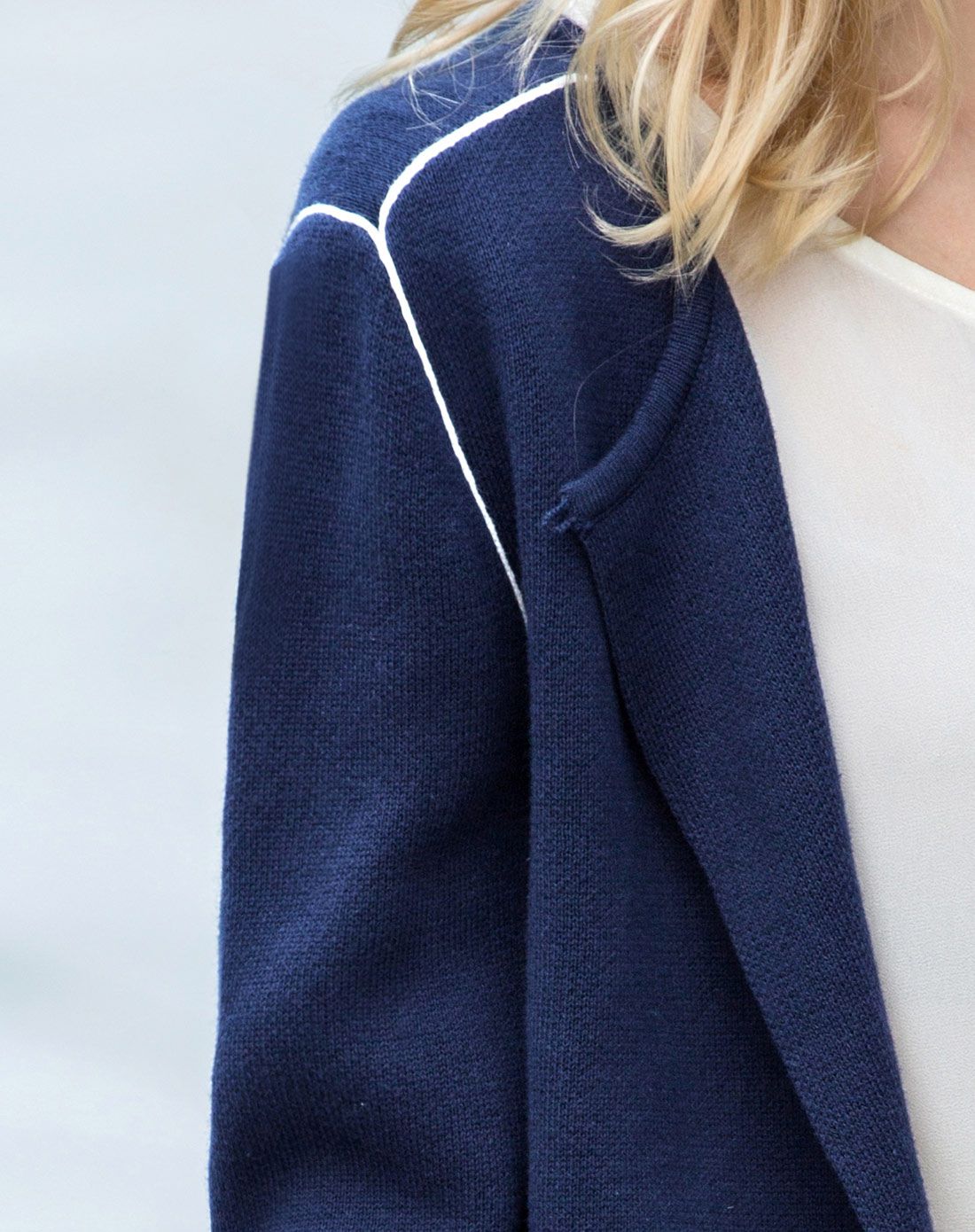 墨蓝圆领一粒扣开襟毛衣外套
