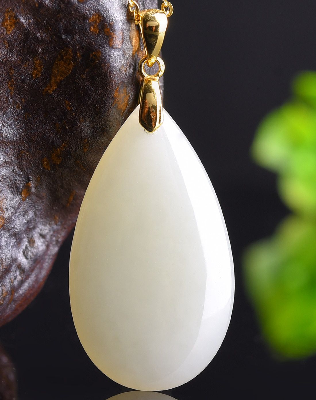 一品翠 天然和田玉白润水滴形吊坠