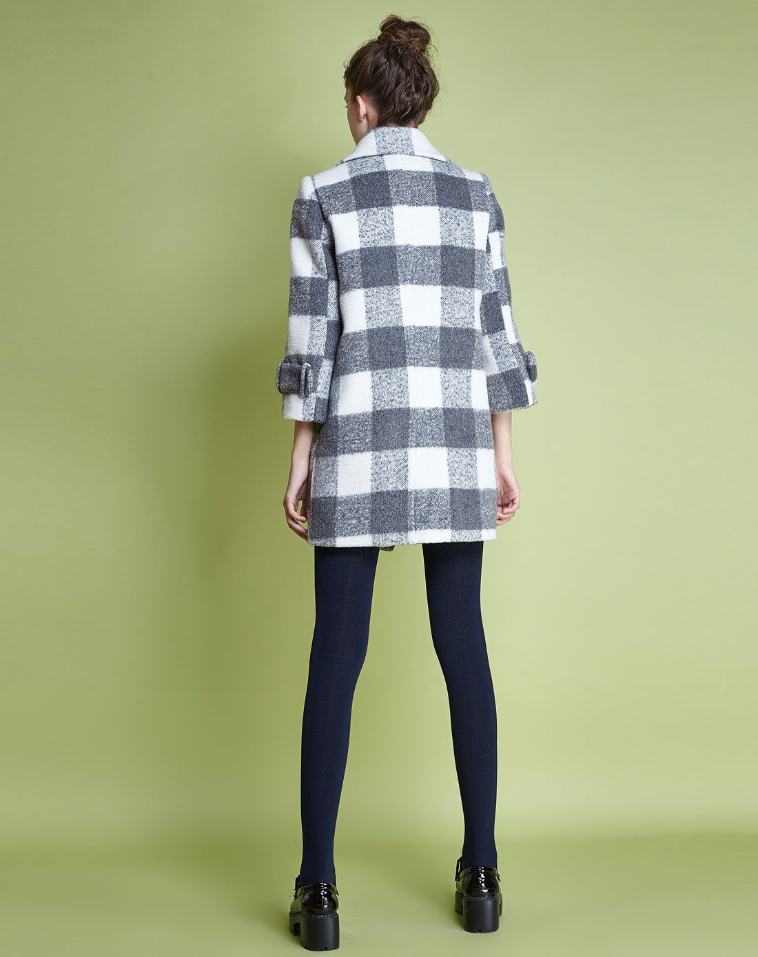灰白格时尚修身款大衣