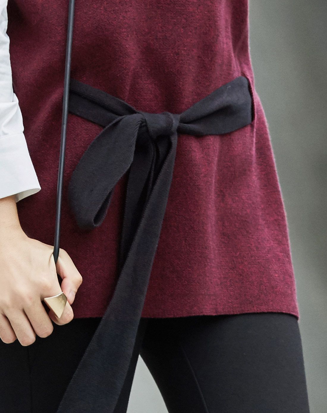 红黑条棉针织绑腰带修身中长无袖毛衣