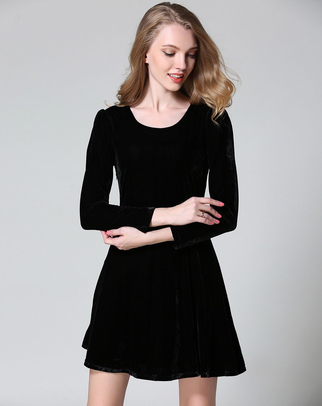 黑色天鹅绒长袖连身裙