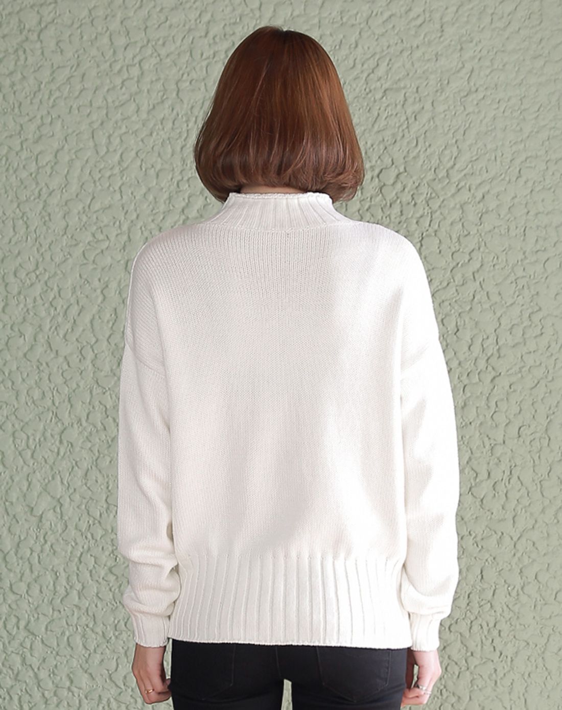 白色长袖针织衫