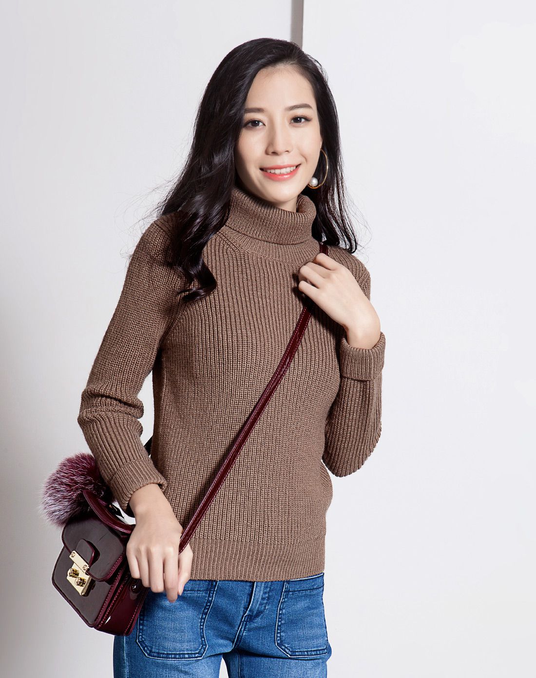 女士深驼色纯色高翻领套头毛衣