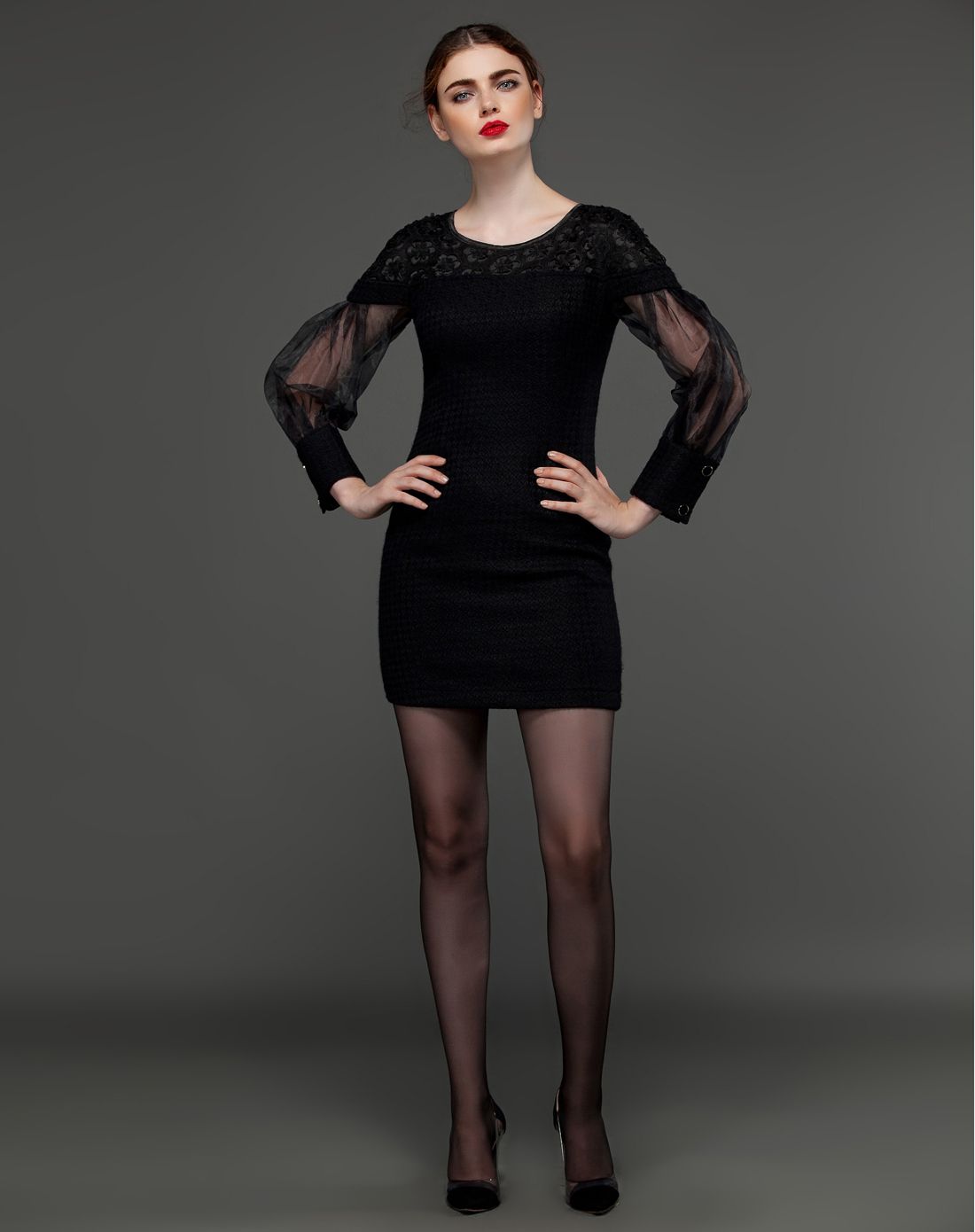 肩部镂空全身刺绣透视袖管连衣裙