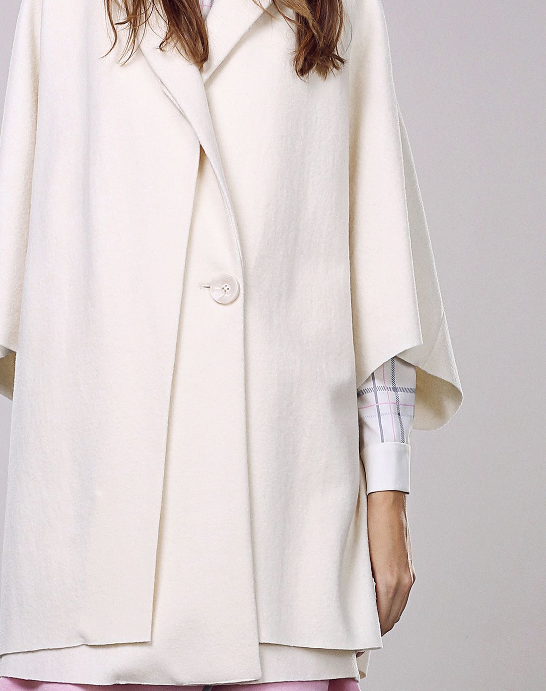 牛奶色大气披肩大衣