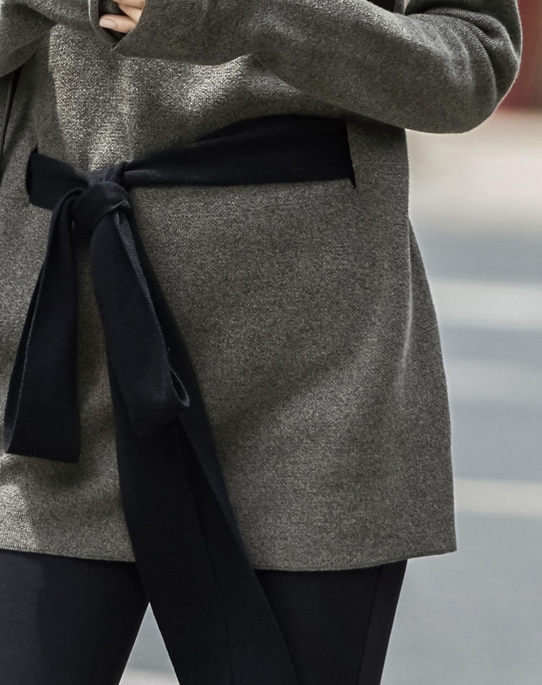 绿黑条花色针织绑腰带修身棉毛衣