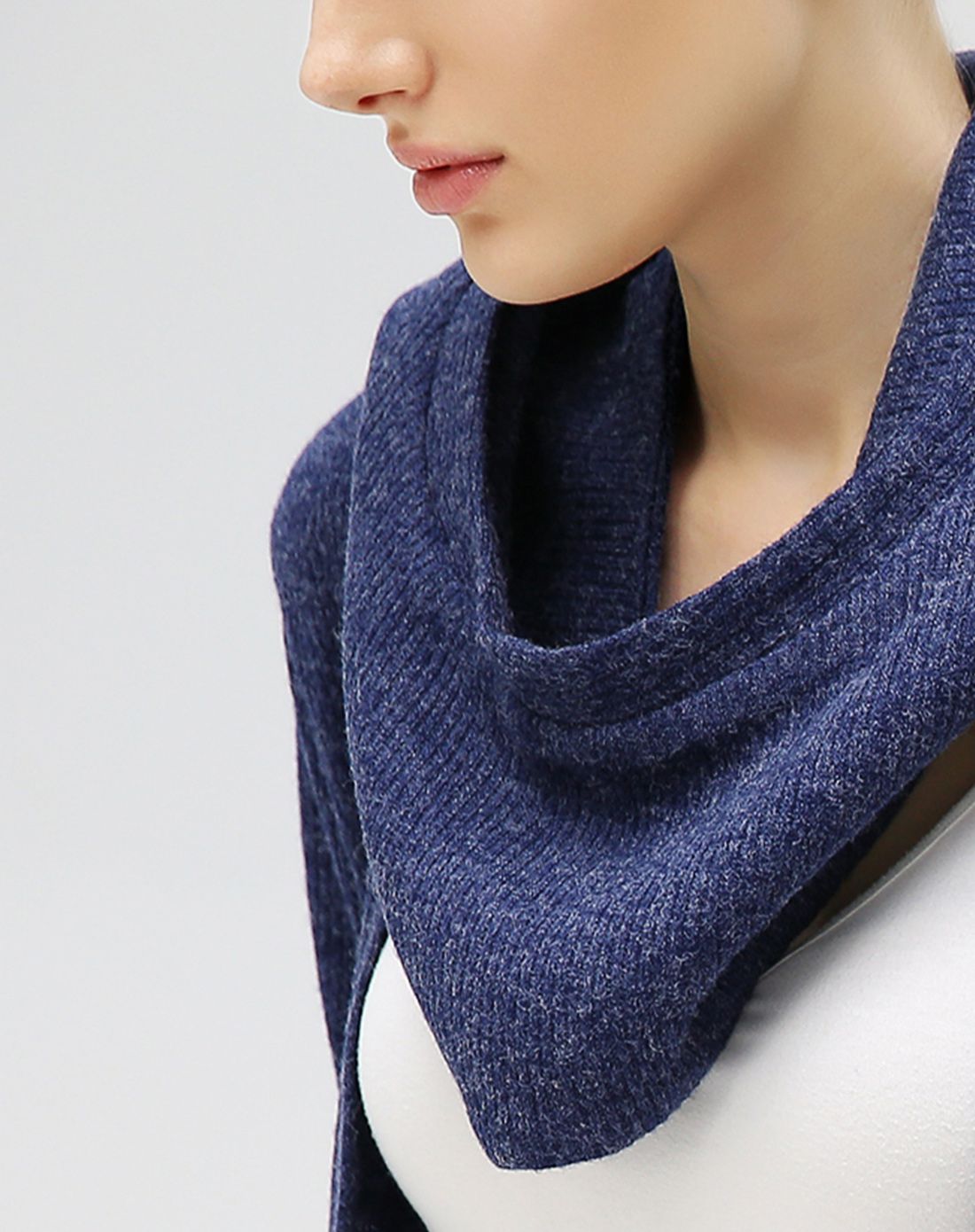 牛仔蓝针织保暖两用连帽围巾