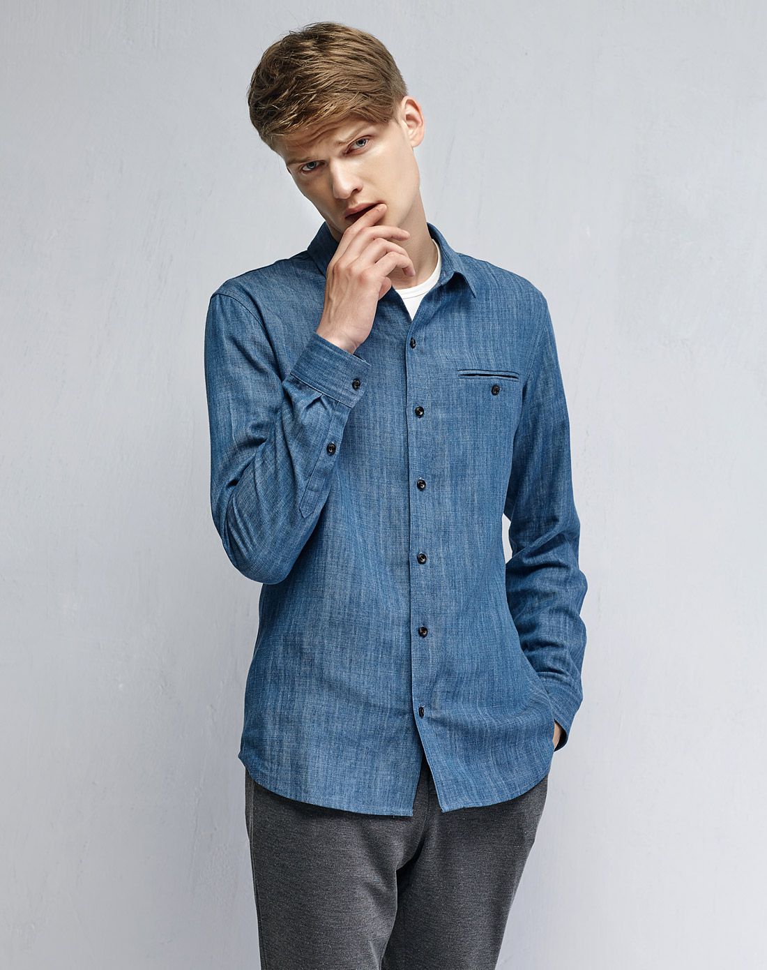 深牛仔蓝 英伦风胸前口袋长袖牛仔衬衫