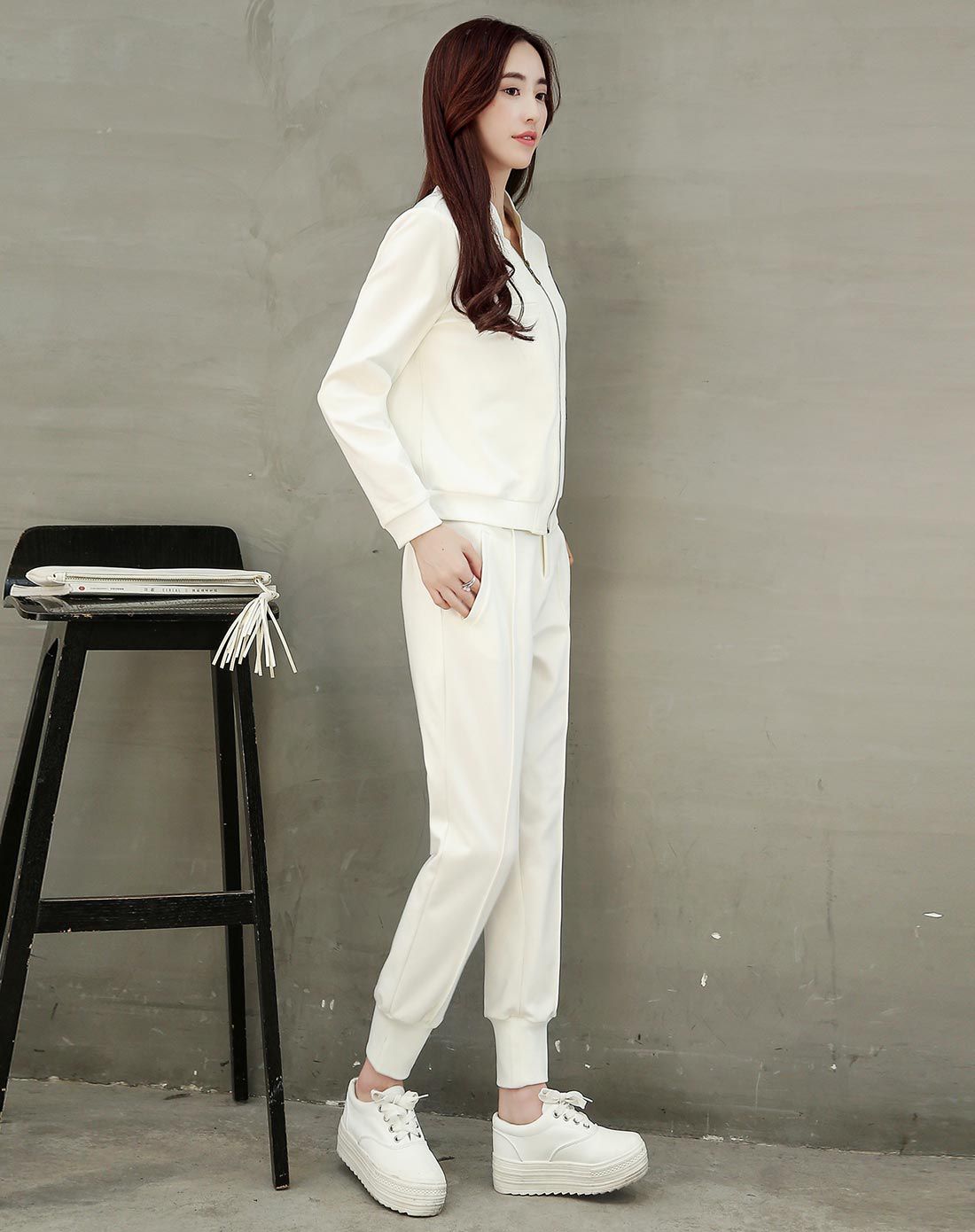 女白色休闲长袖套装