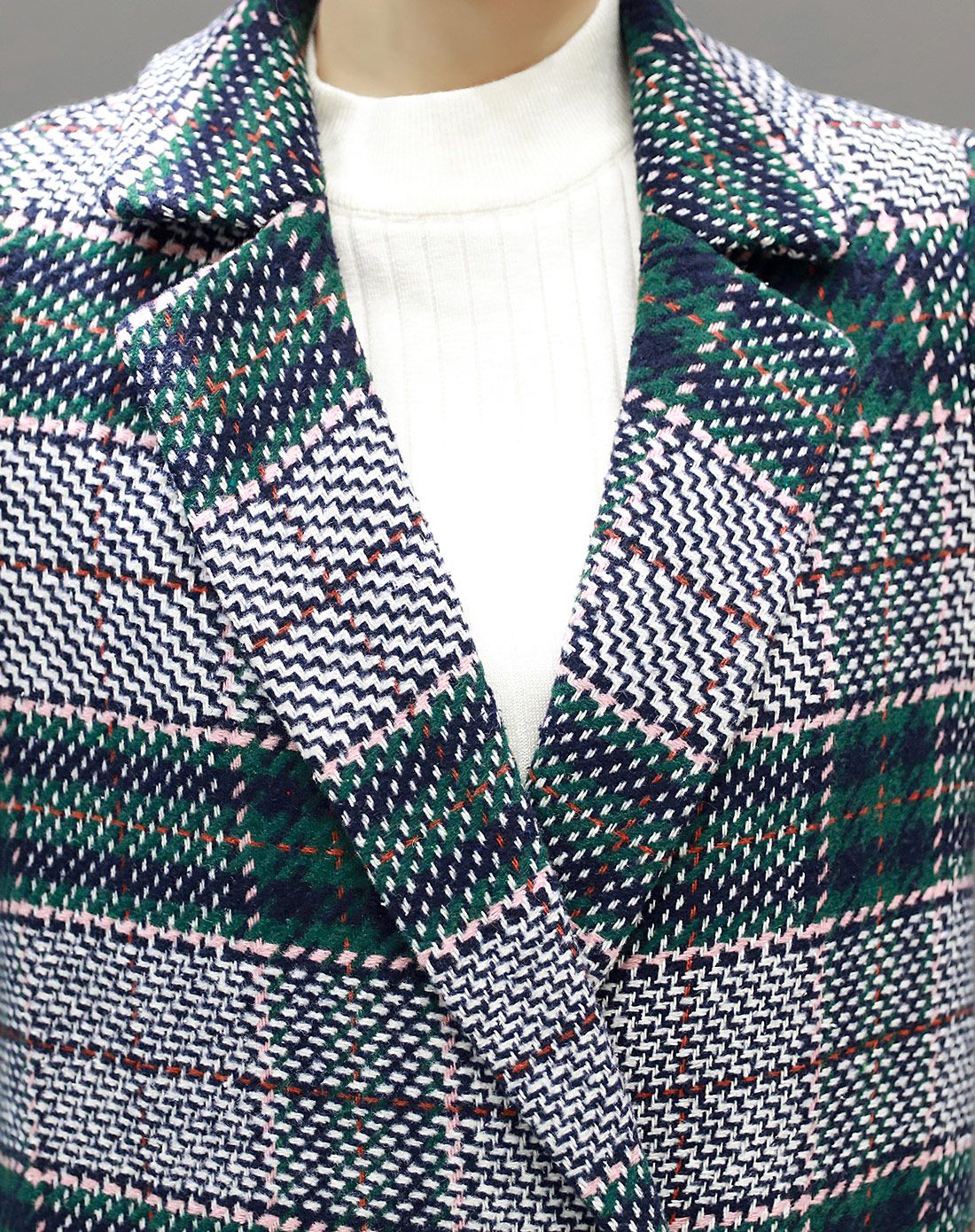 白底绿格子中长款呢大衣