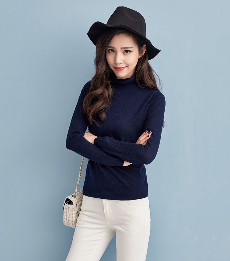 藏青半高领修身针织衫