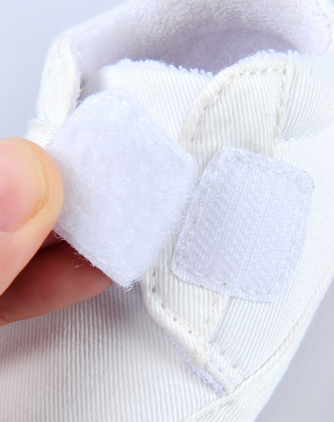 白色魔术贴时尚帆布鞋