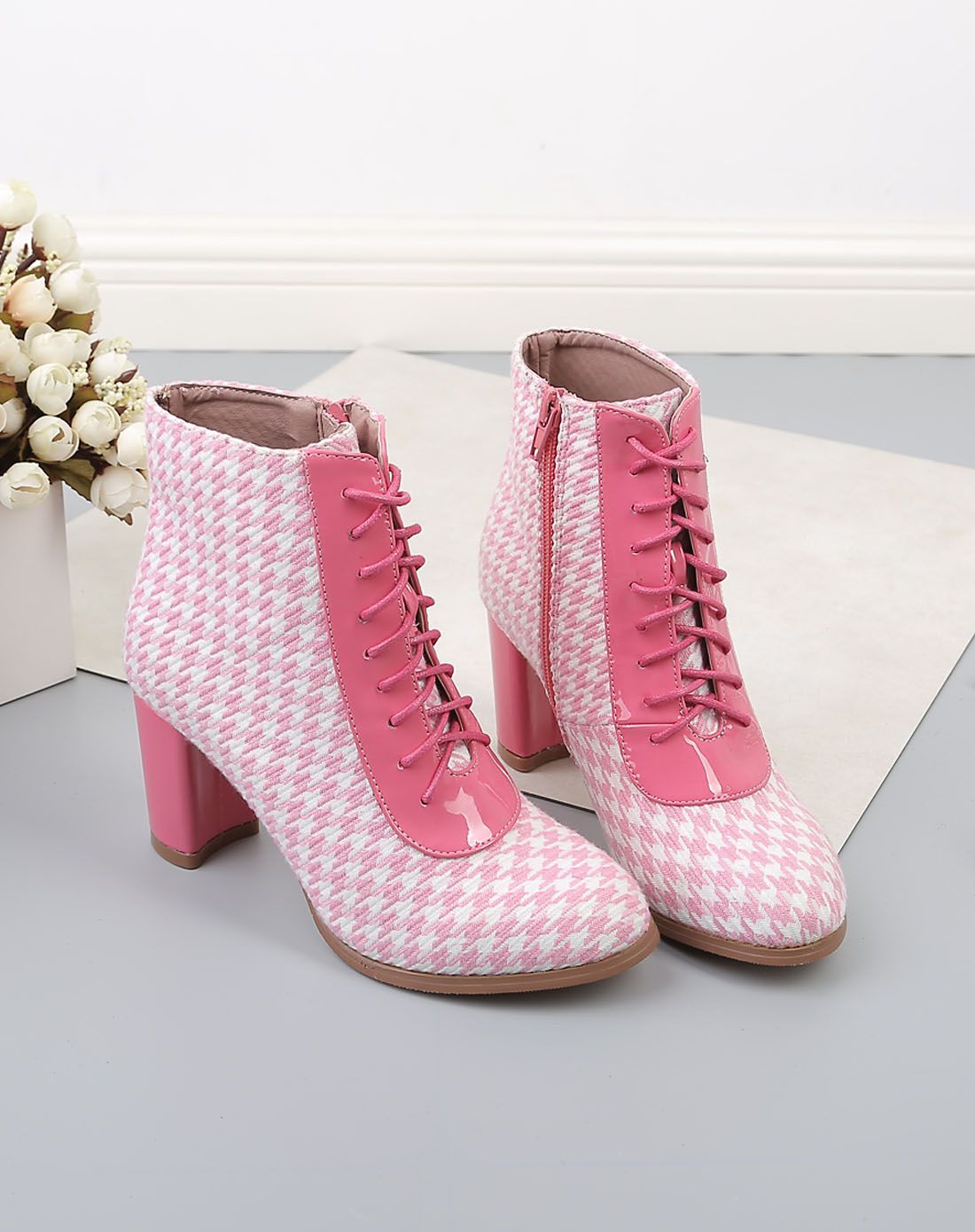 新款千鸟格纹系带粗跟粉色超纤短靴
