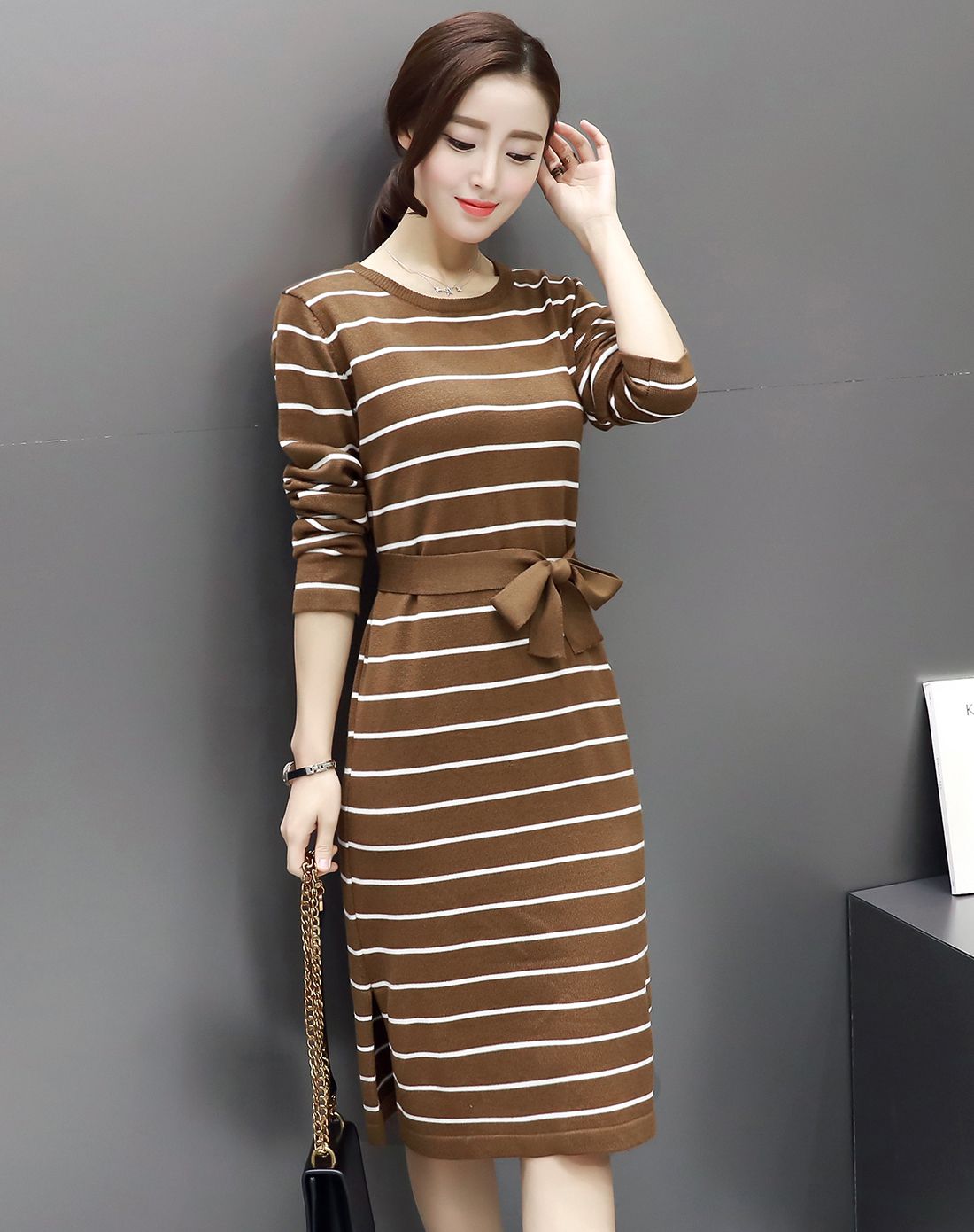 深卡其色长袖条纹针织连衣裙