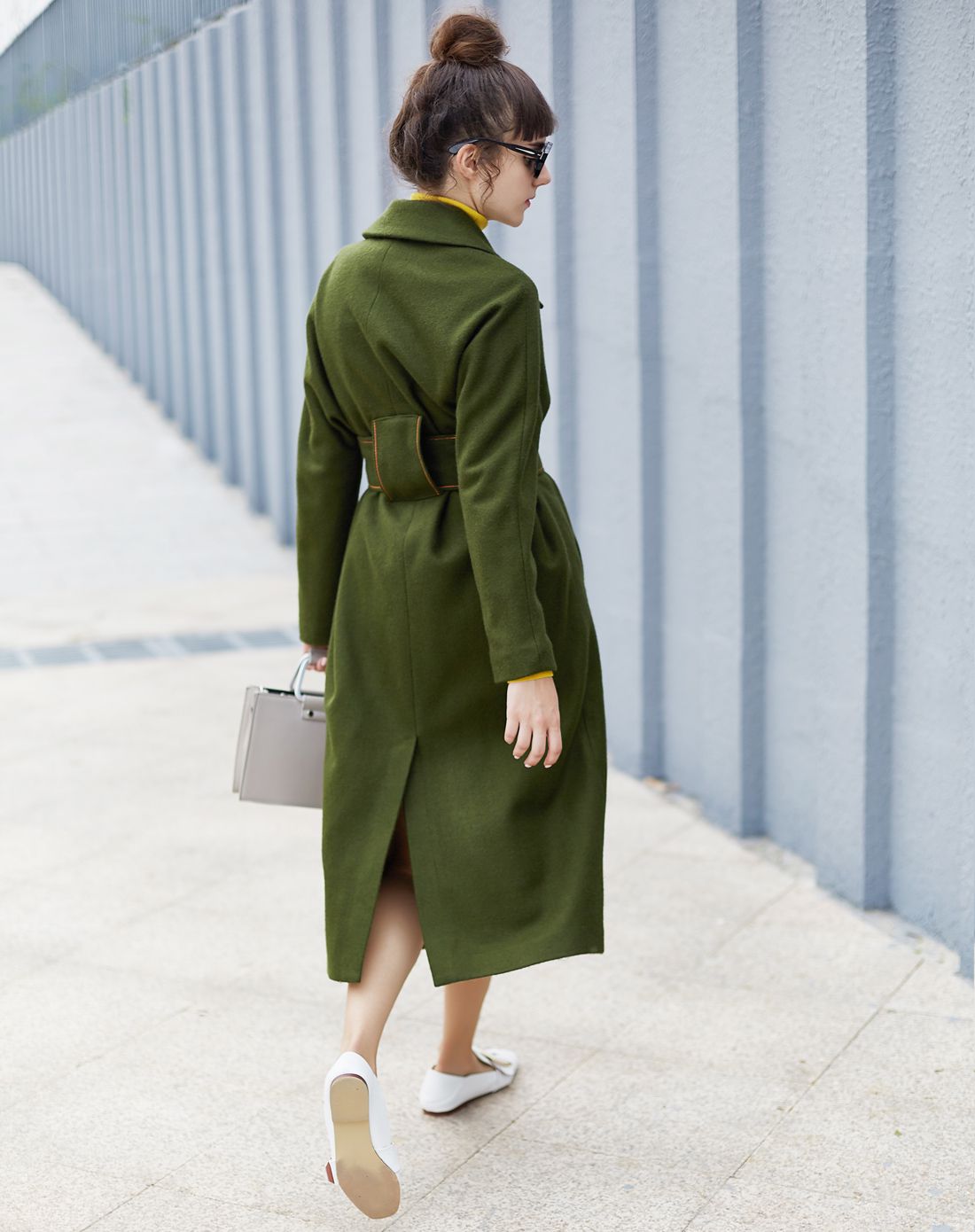 军绿配腰带收身款大衣