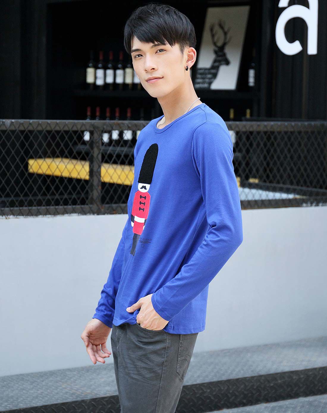 男款蓝色撞色人像贴布长袖t恤