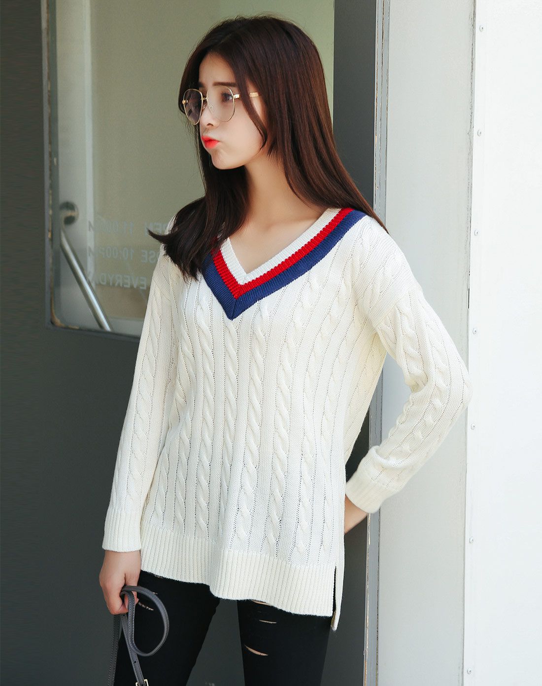 米白v领中长款落肩毛衣