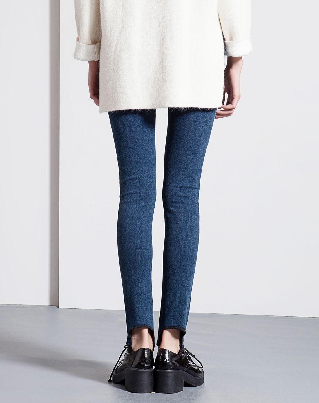 女士牛仔蓝休闲前幅压线踩脚牛仔裤