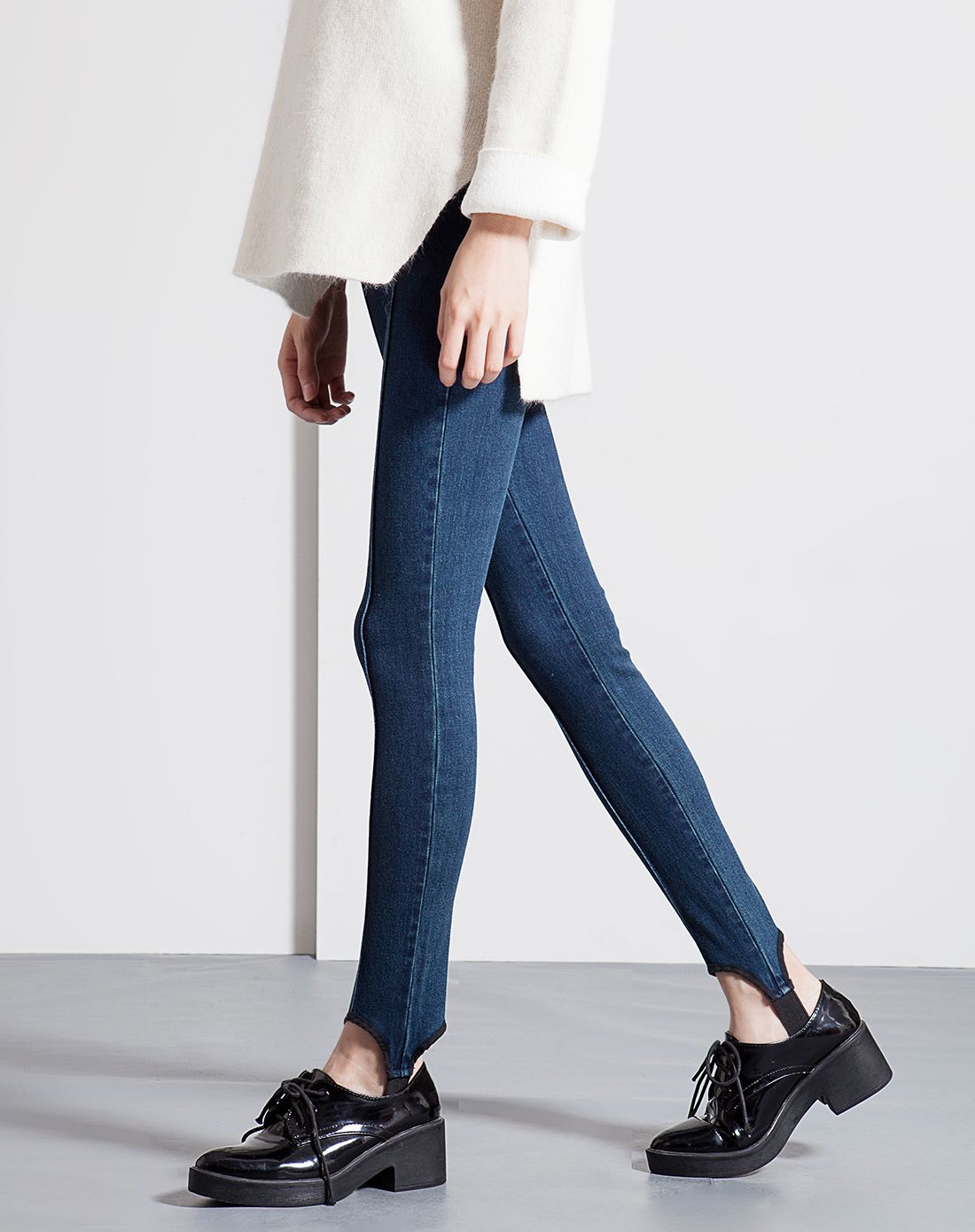 女士牛仔蓝休闲前幅压线踩脚牛仔裤