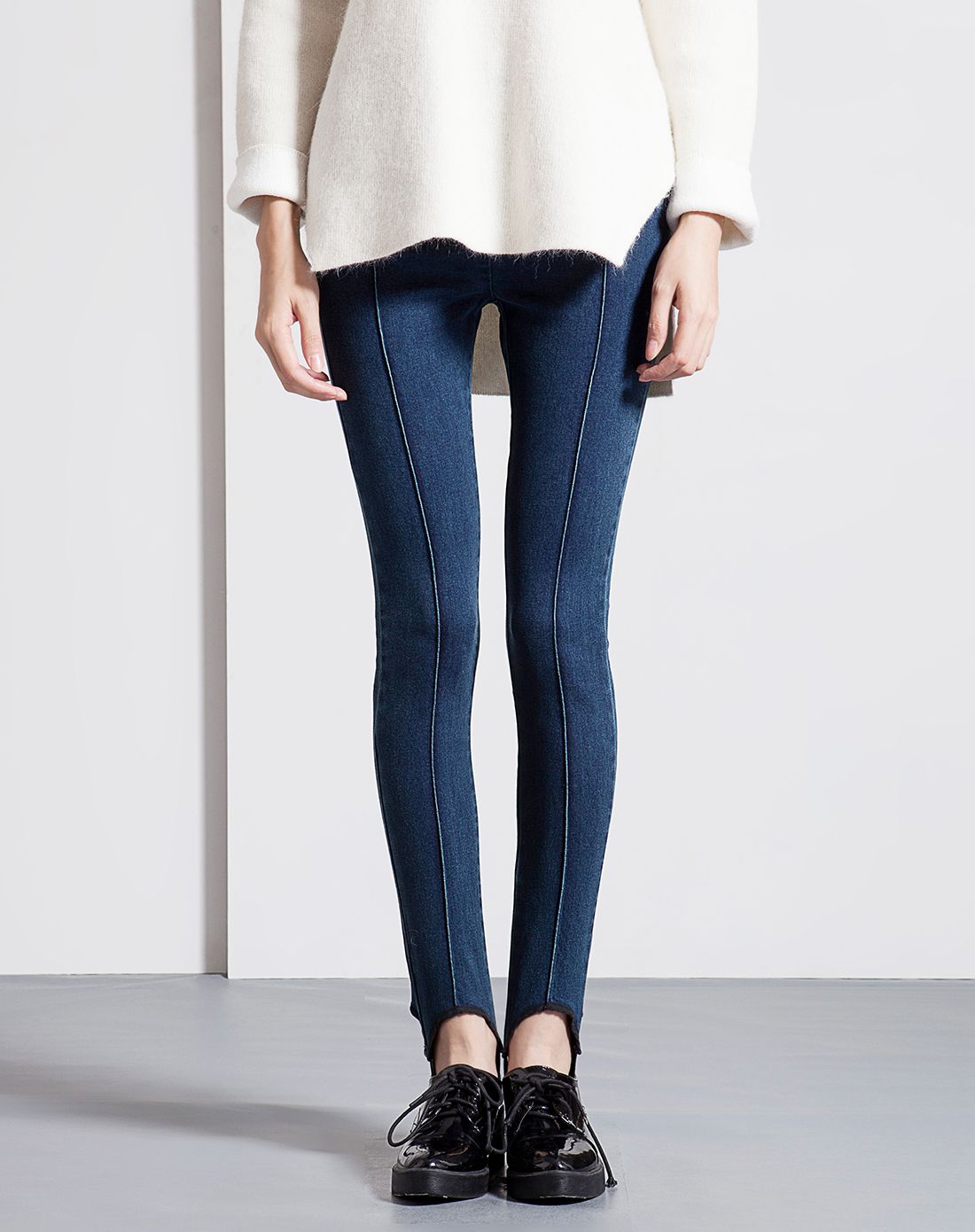 女士牛仔蓝休闲前幅压线踩脚牛仔裤