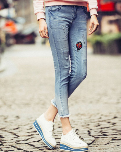 时髦补丁印花毛须边牛仔裤天蓝色