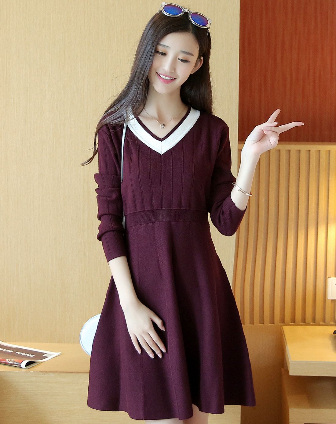 女黑色鸡心领针织连衣裙