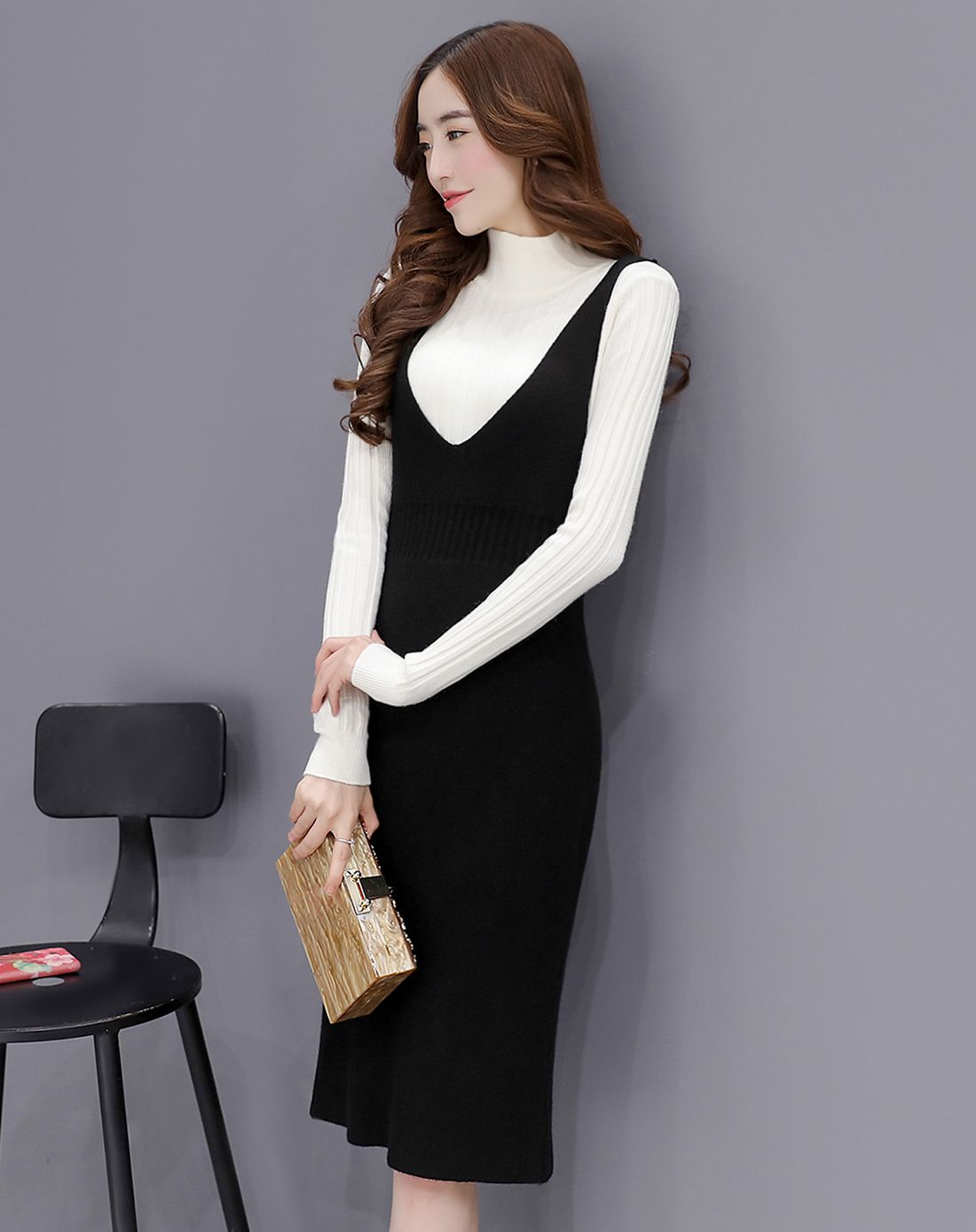 半高领打底衫搭配v领背心裙