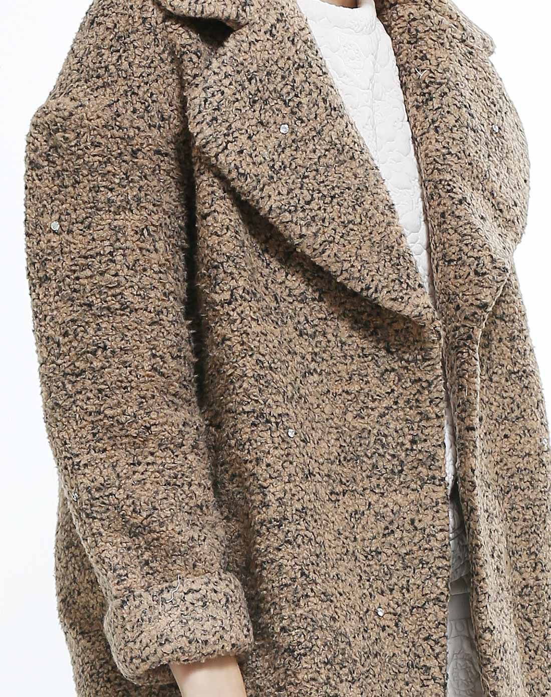 浅灰褐色钉珠翻领毛呢大衣