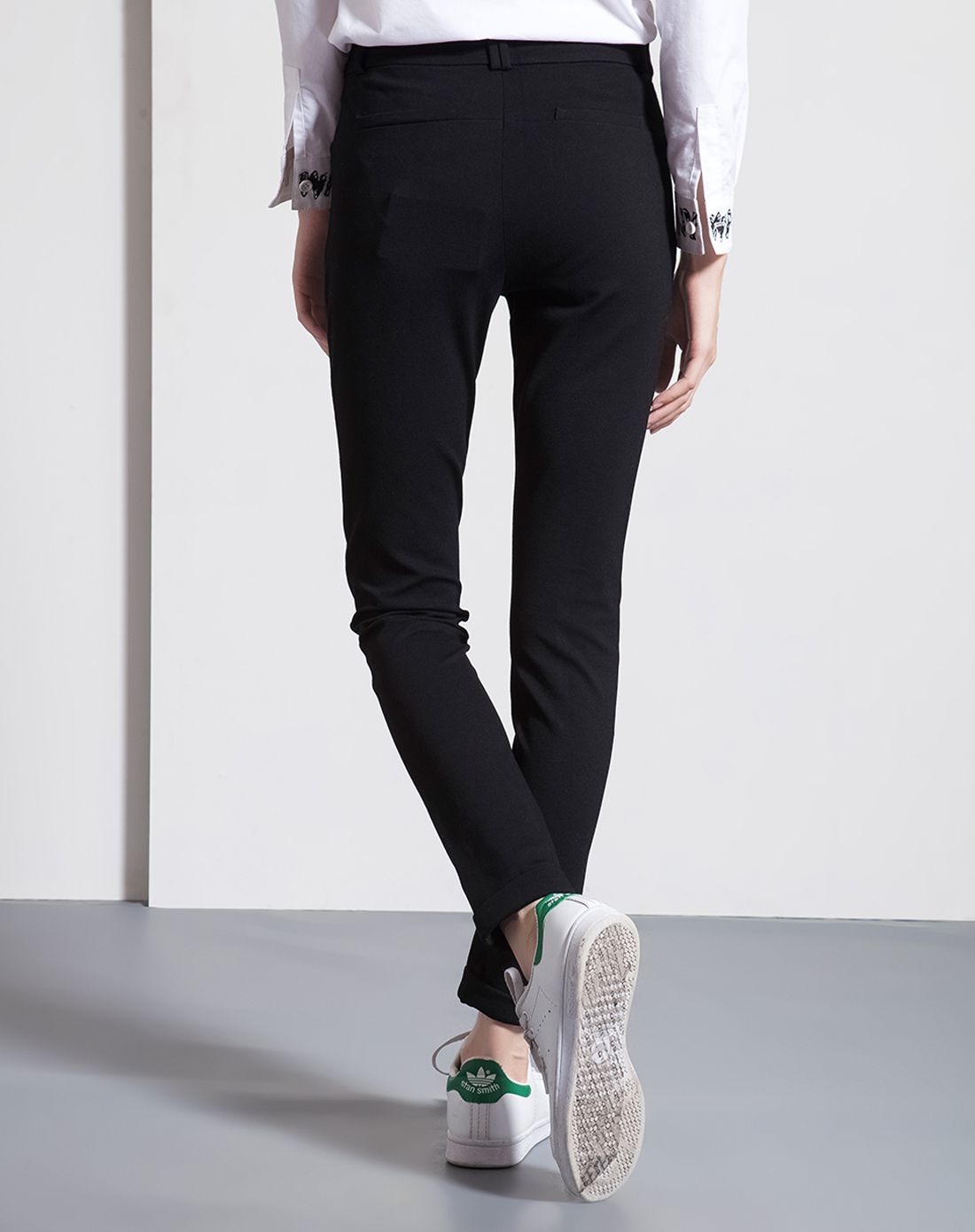 女士黑色纯色中缝线小脚裤