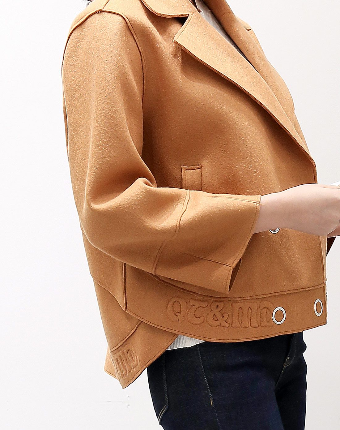 驼色翻领斜插口袋短外套