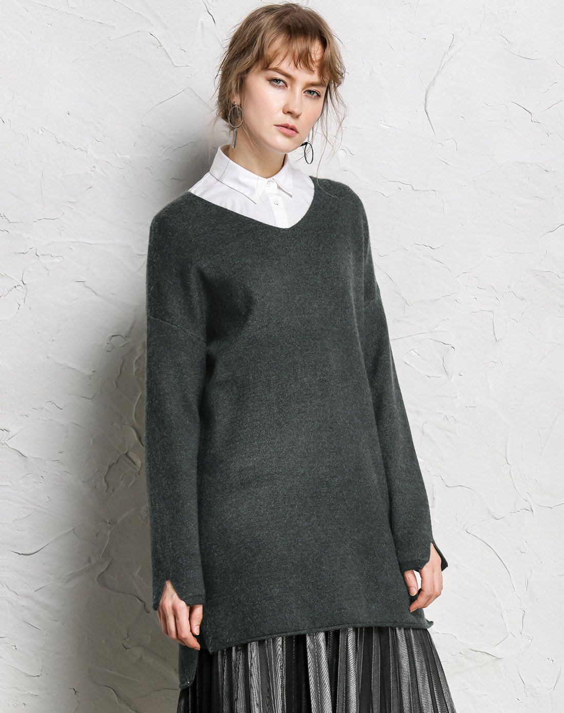 深灰色时尚不规则衣摆毛衣