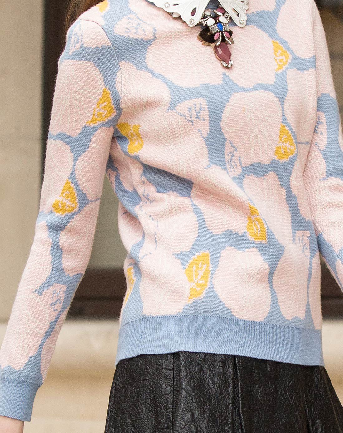 蓝粉撞色时尚休闲毛衣