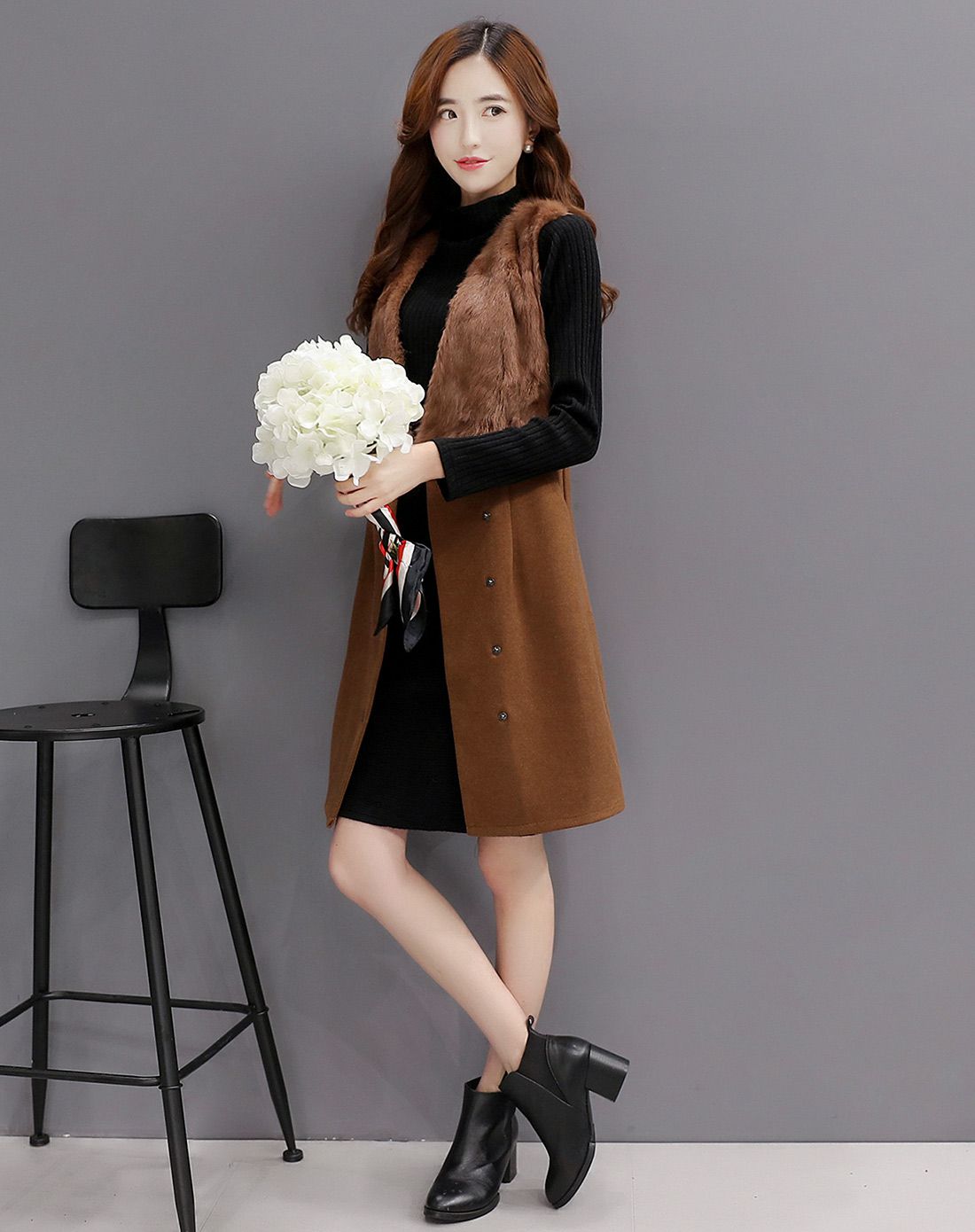 咖啡色背心裙配针织衫上衣套装