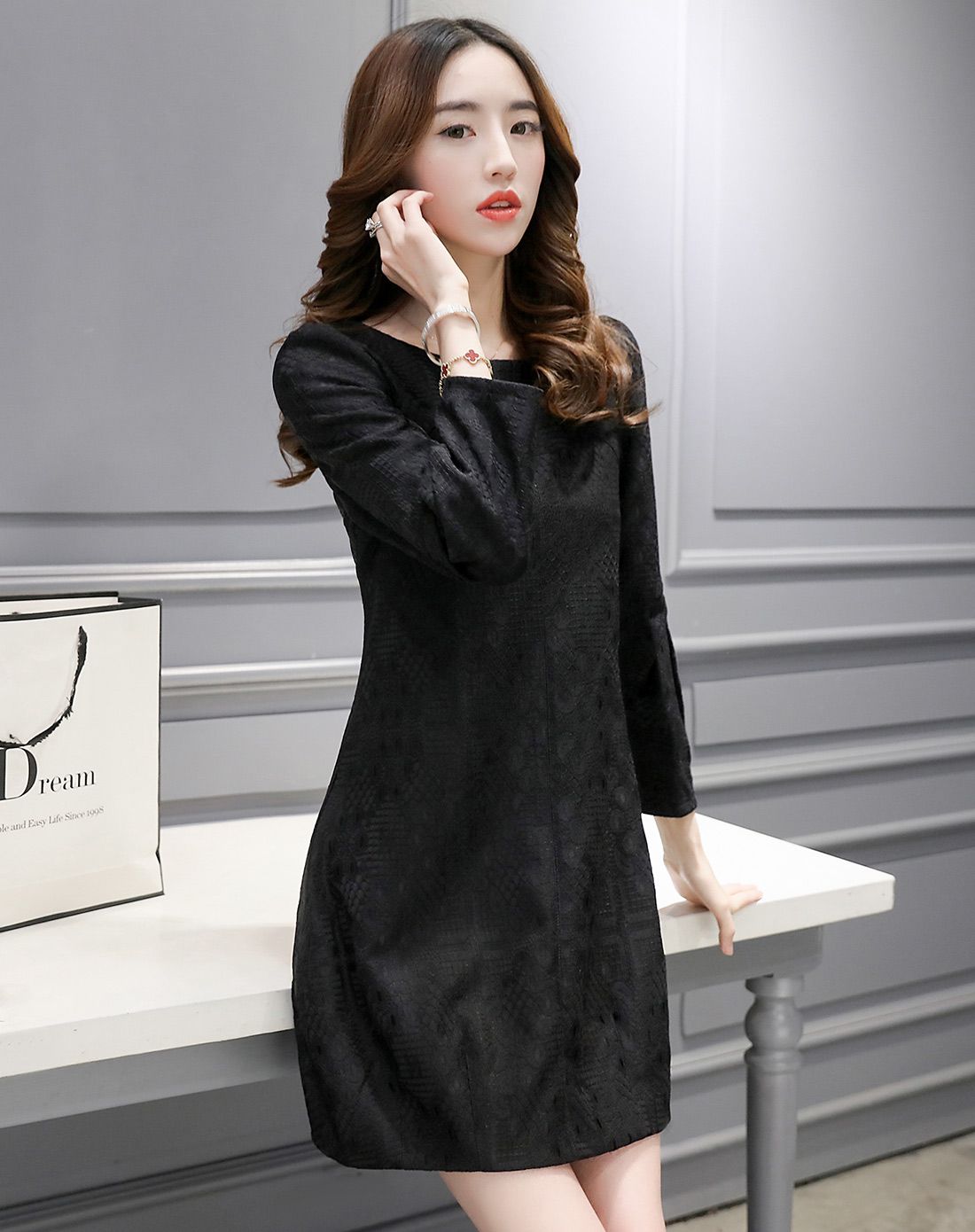 黑色圆领蕾丝镂空拼接连衣裙