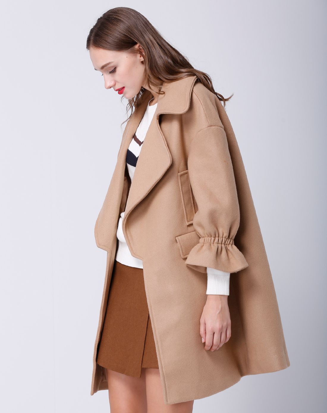 杏色中长款呢料外套