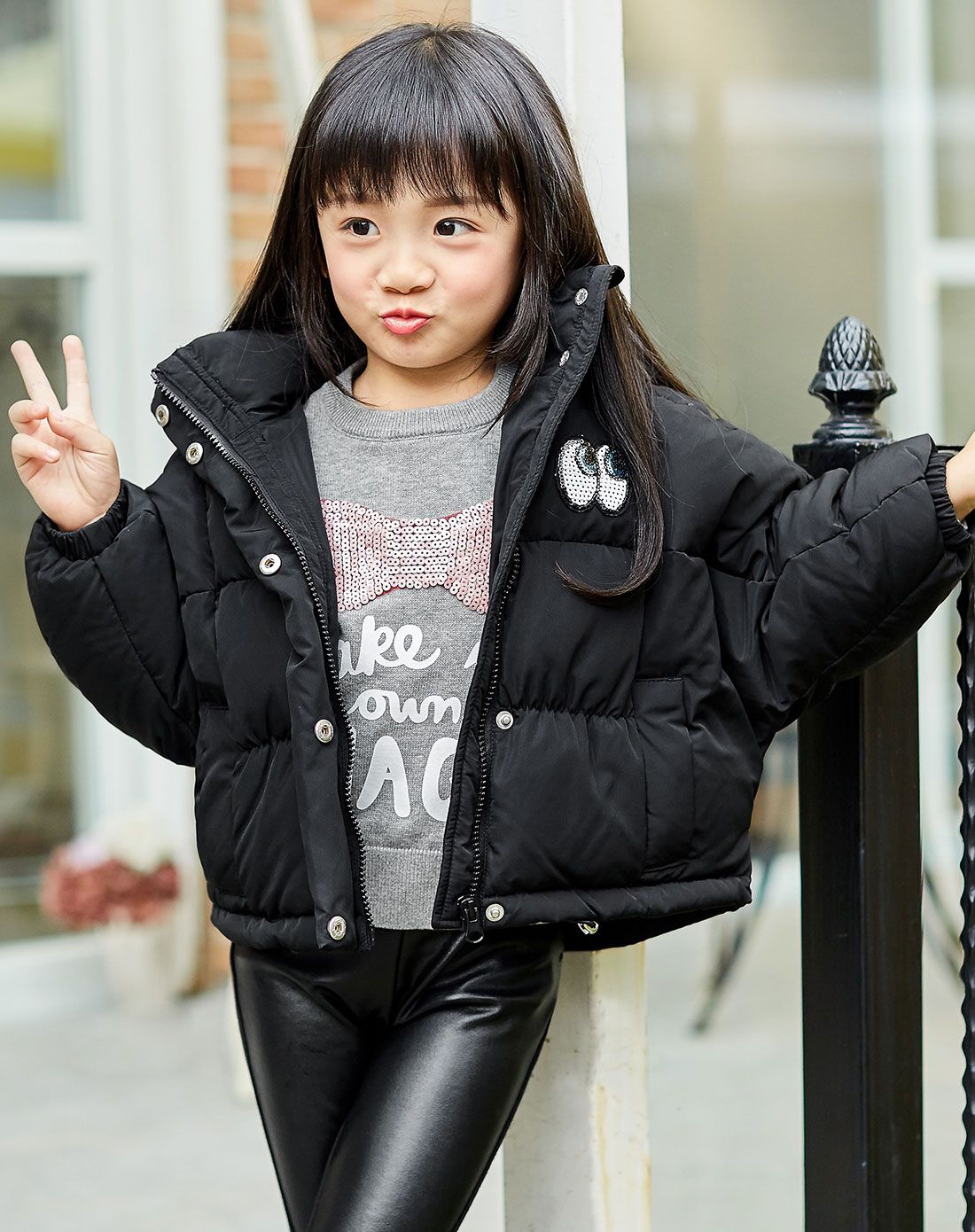 女童黑色羽绒服