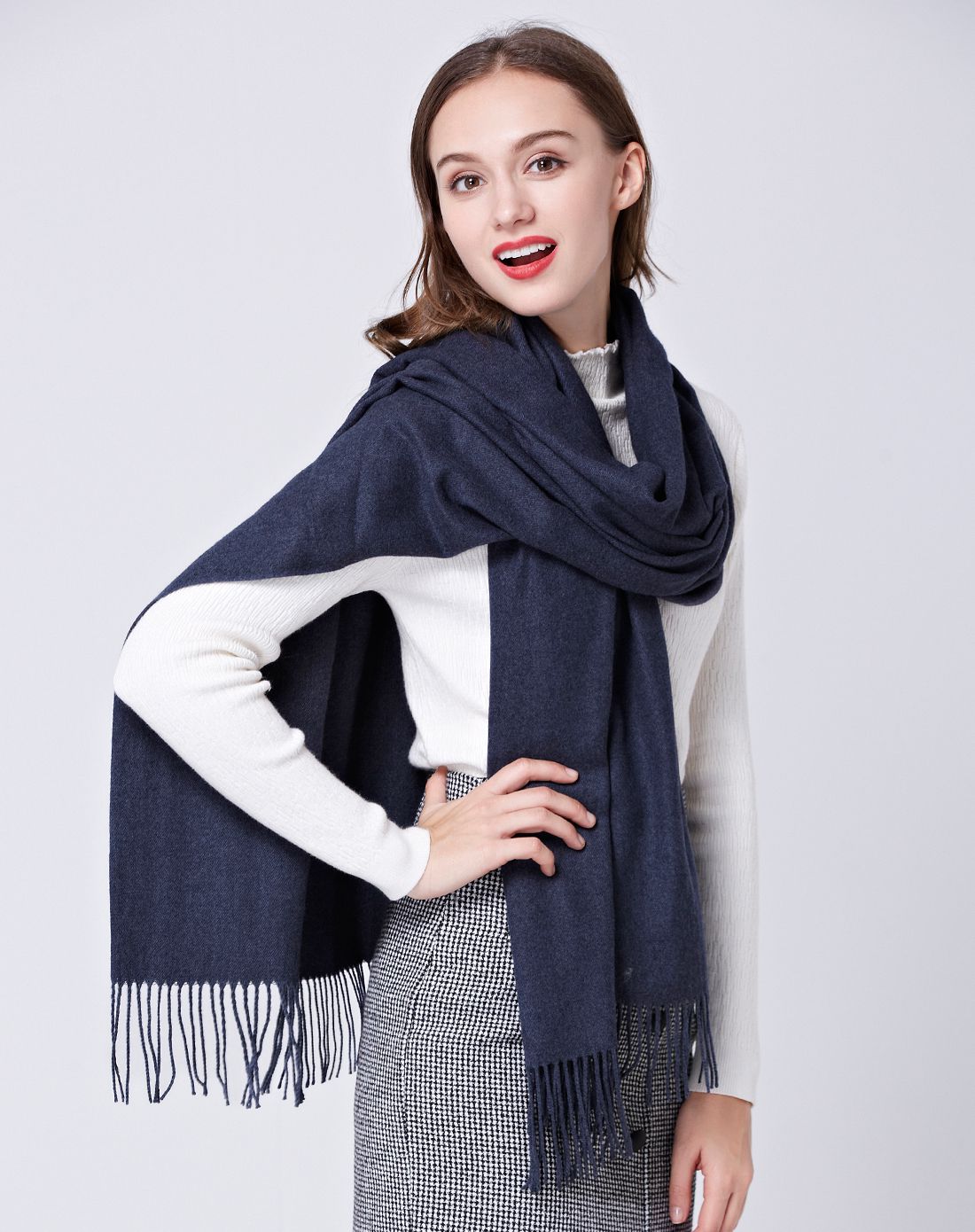 藏蓝色梭织围巾