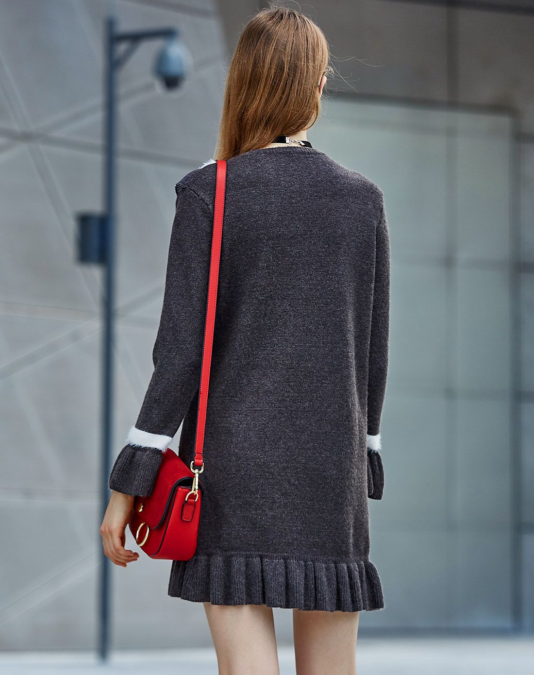 深灰织带撞色百褶摆连衣裙