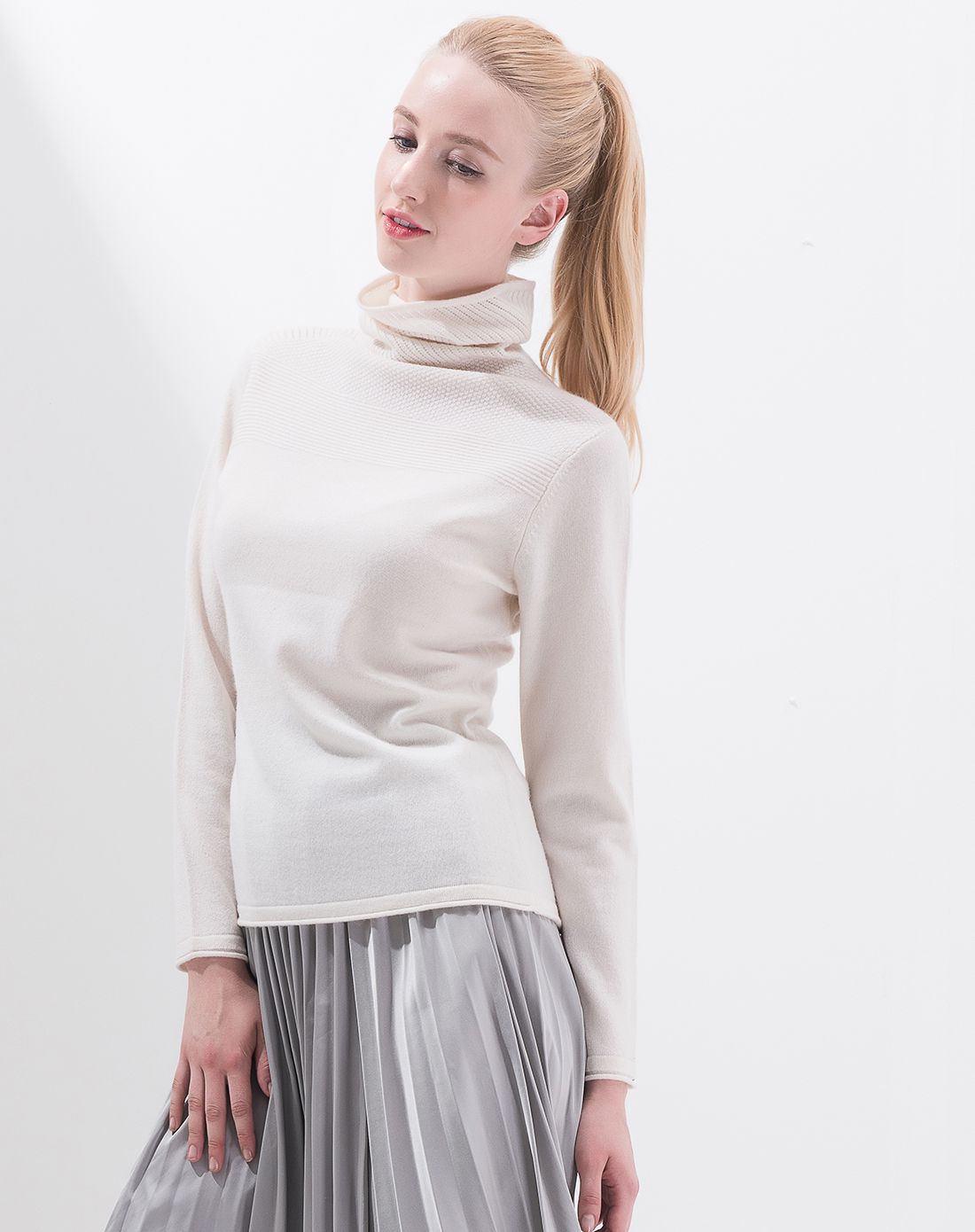 女士白色堆堆领纯色羊绒衫