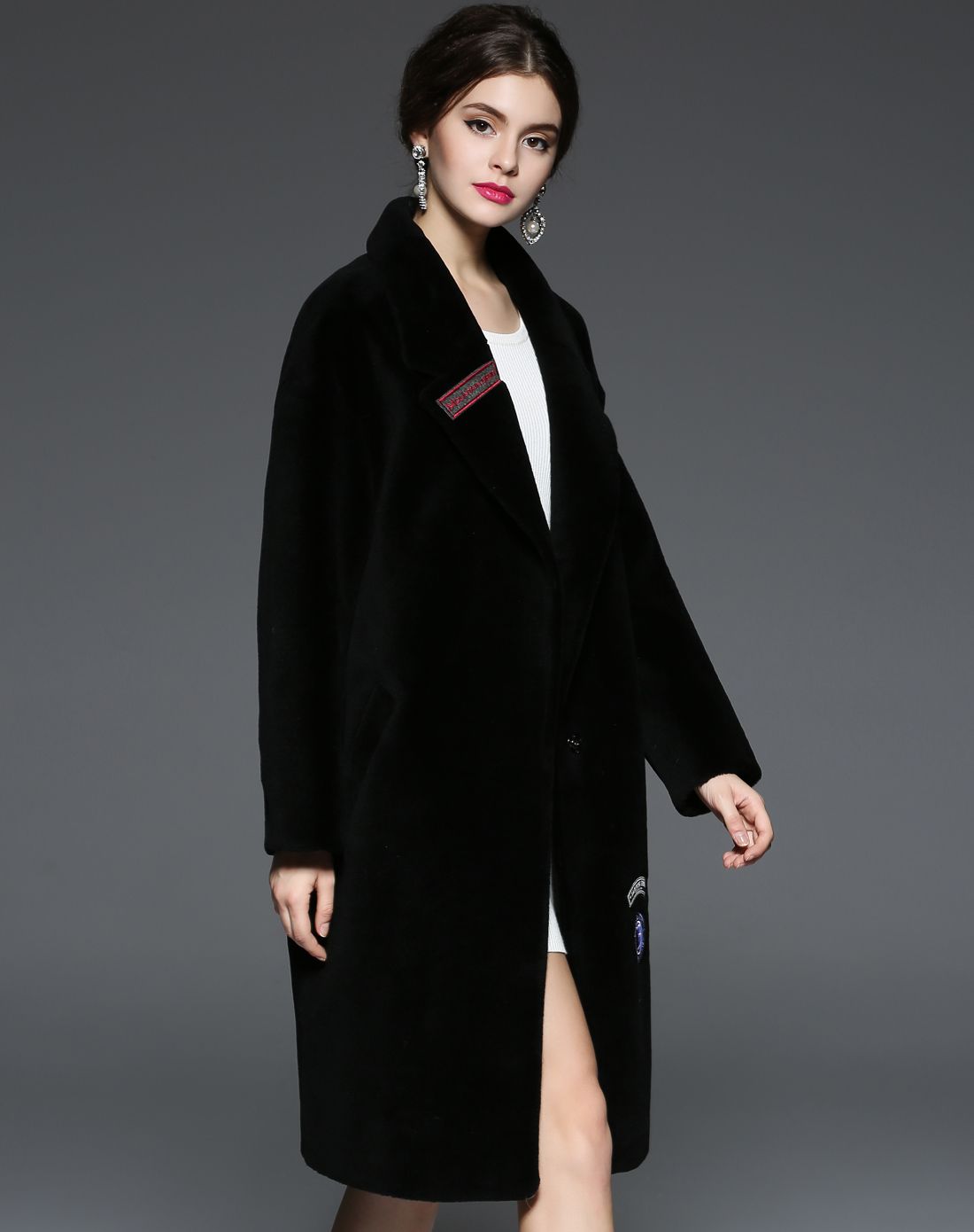 黑色翻领中长款羊剪绒大衣